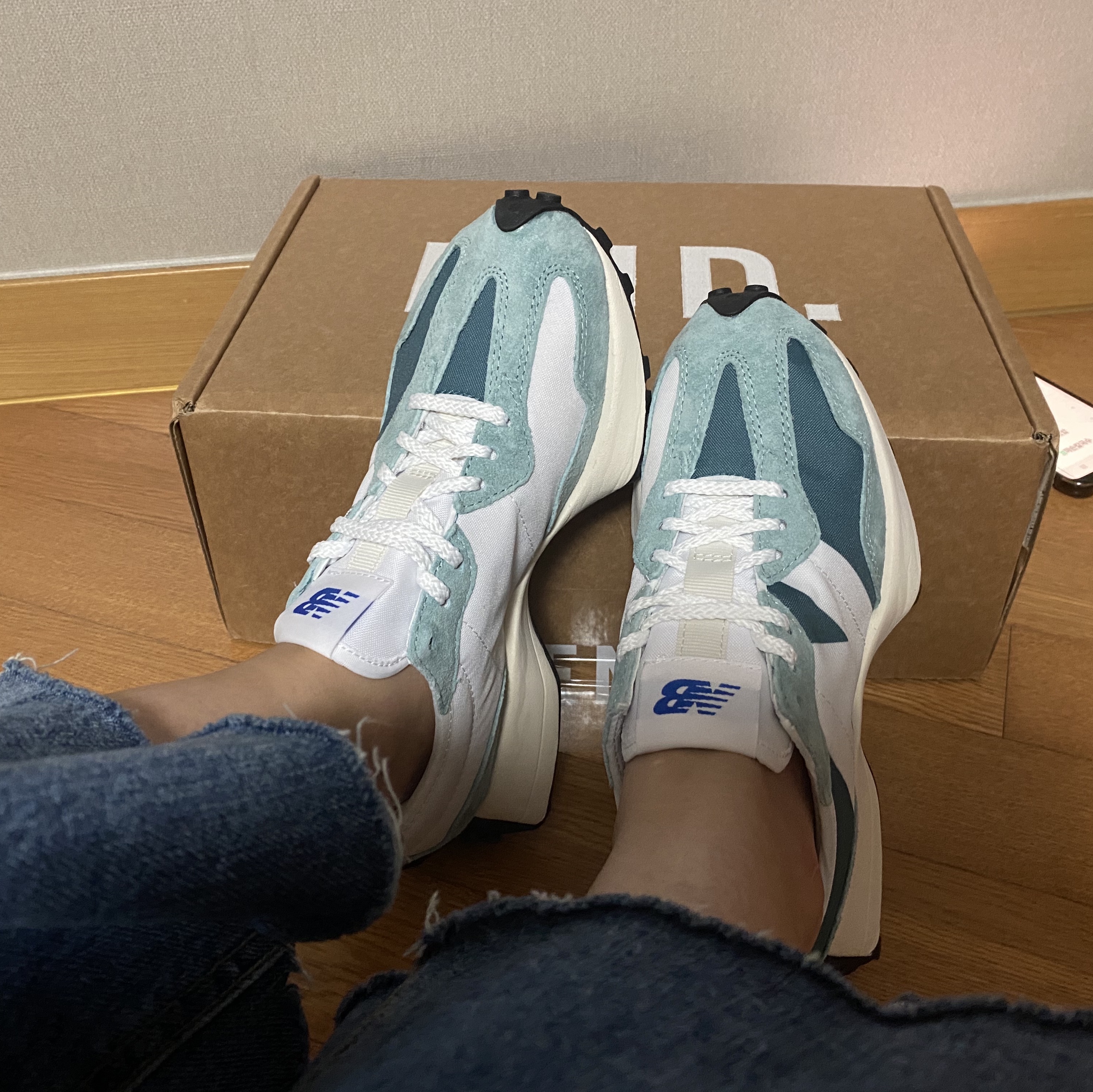 (W) New Balance 327 Teal White 착용 스타일 - 1