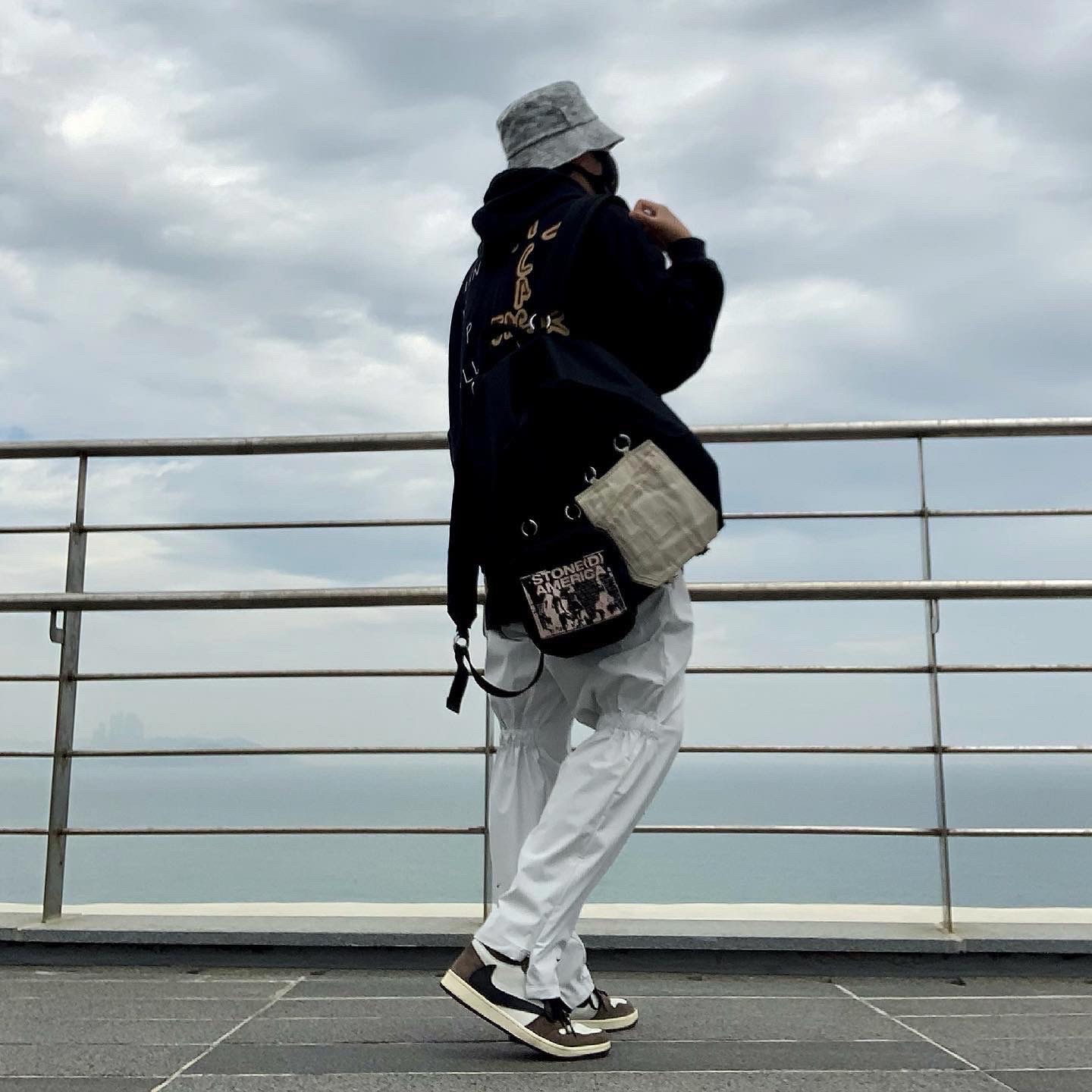 Jordan 1 x Travis Scott Retro High OG SP Mocha 착용 스타일 - 2