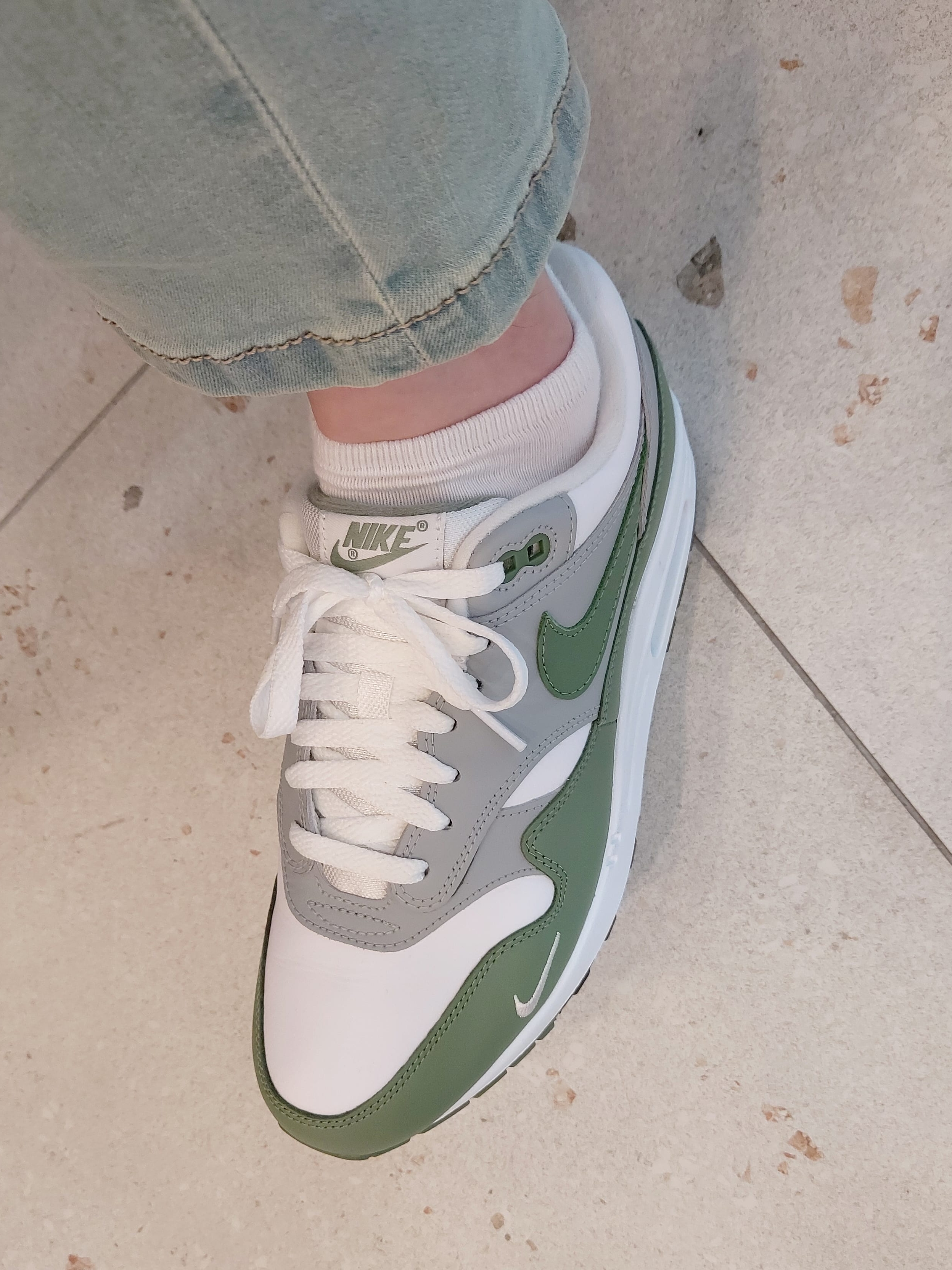Nike Air Max 1 Premium Spiral Sage 착용 스타일