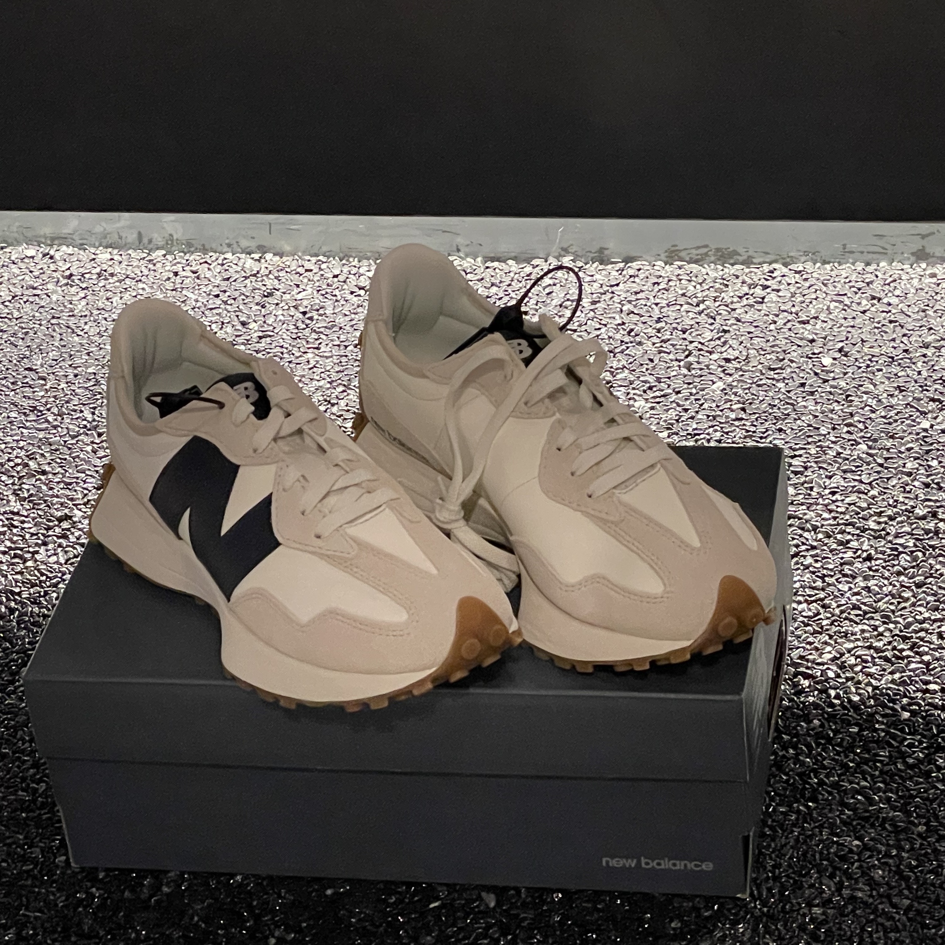 New Balance 327 White Black 착용 스타일