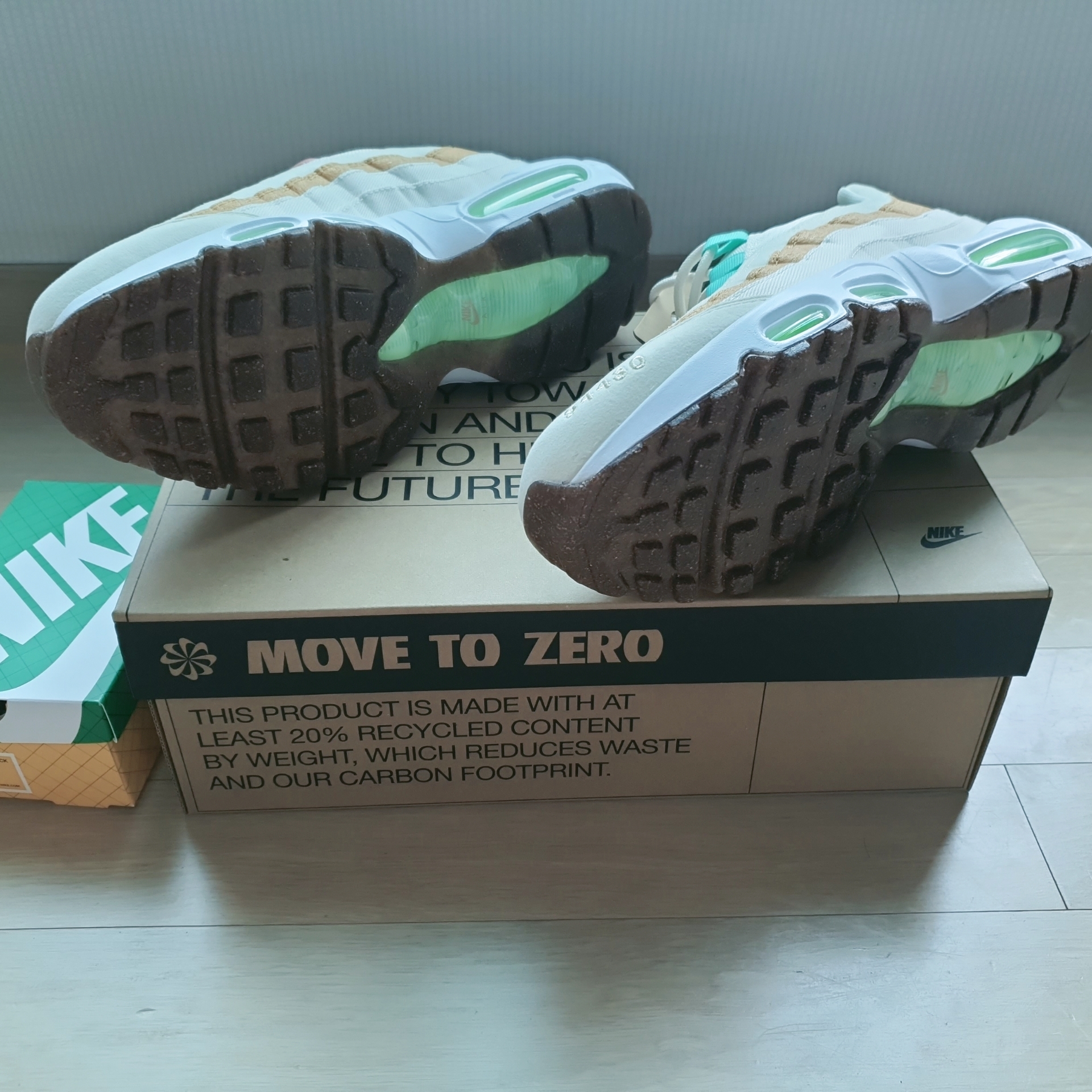 Nike Air Max 95 NRG Pineapple 착용 스타일 - 4