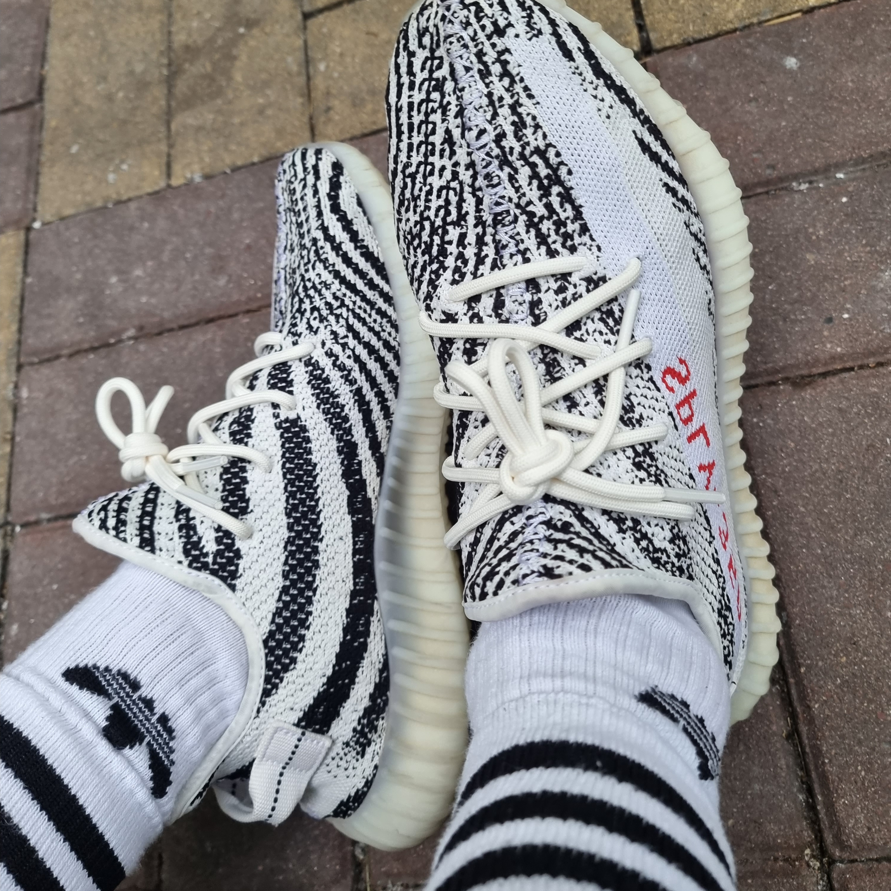 Adidas Yeezy Boost 350 V2 Zebra 2017/2019/2020 착용 스타일