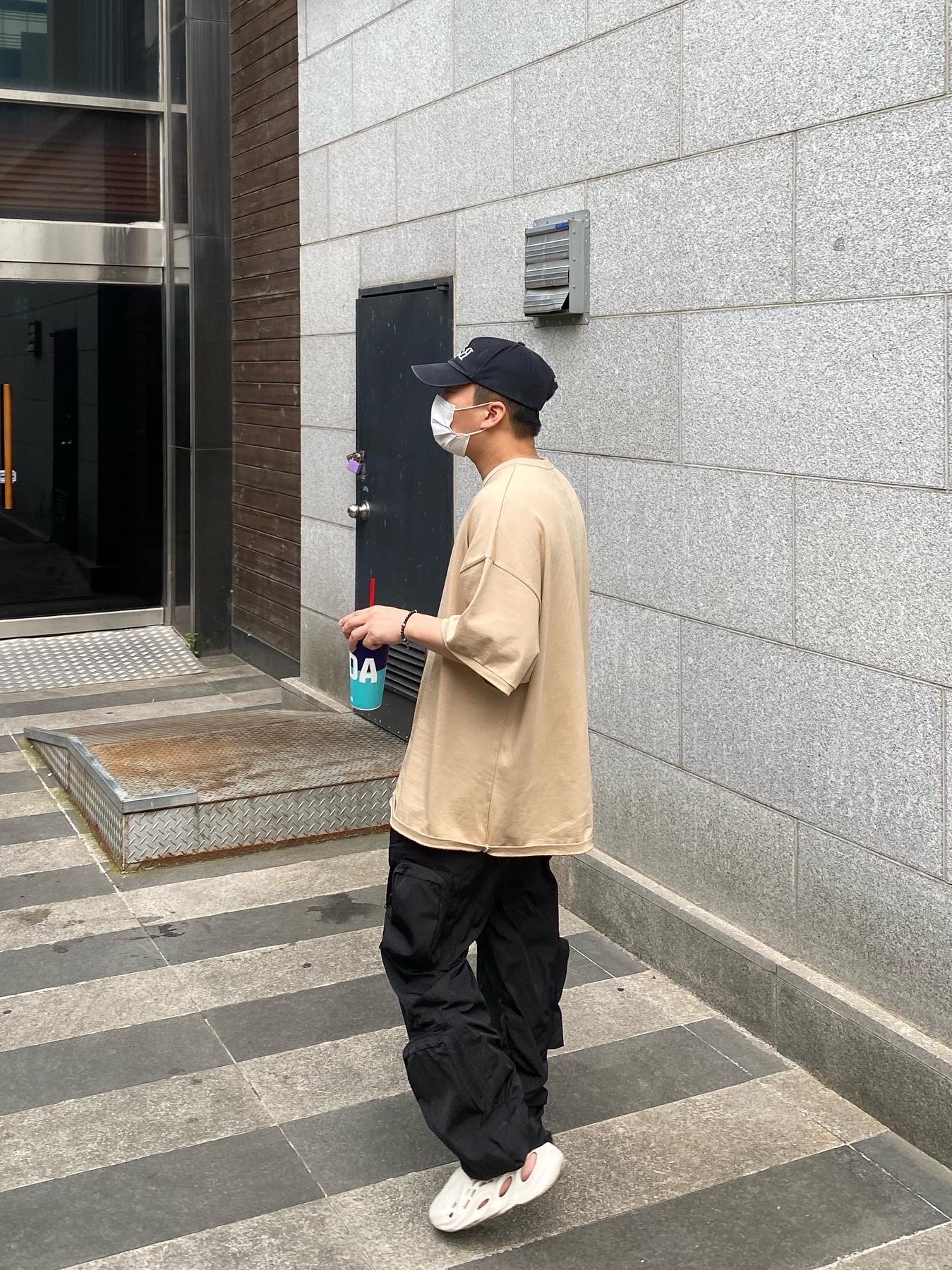 Adidas Yeezy Foam RNNR Ararat 착용 스타일 - 1