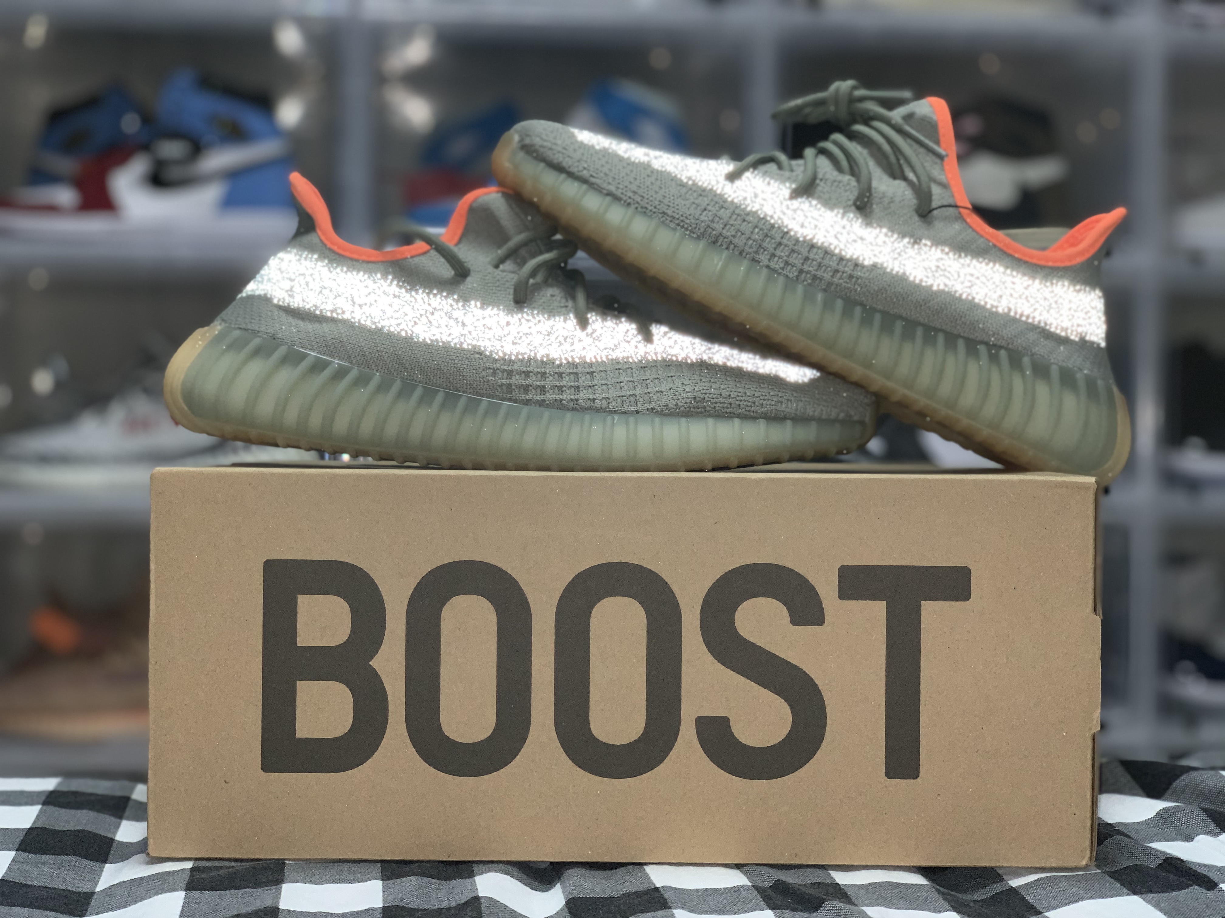 Adidas Yeezy Boost 350 V2 Desert Sage 착용 스타일 - 3