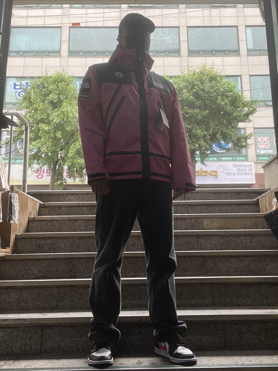 Supreme x The North Face Summit Series Outer Tape Seam Jacket Pink - 21SS, (W) Jordan 1 Low Black Siren Red 착용 스타일
