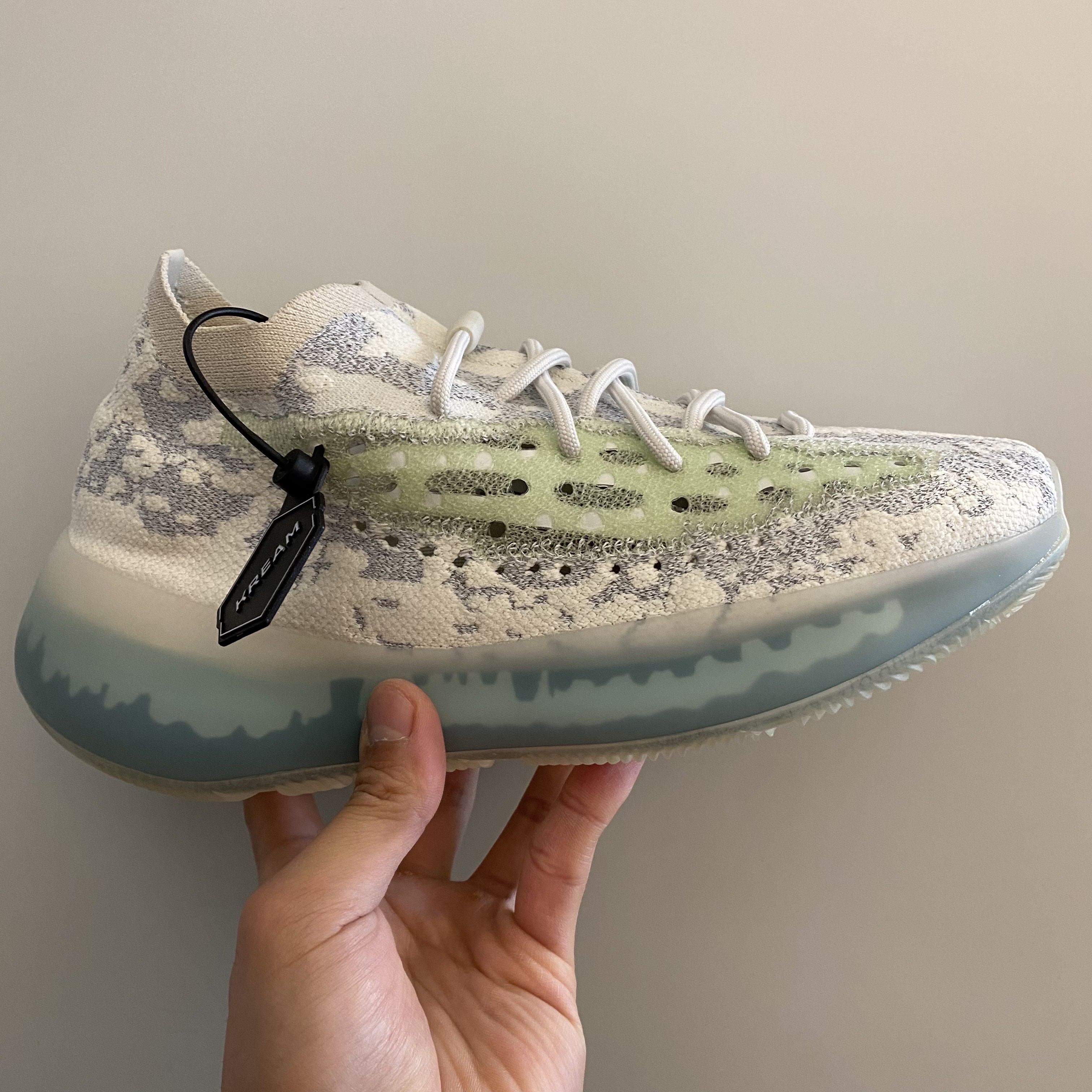 Adidas Yeezy Boost 380 Alien Blue - Reflective 착용 스타일