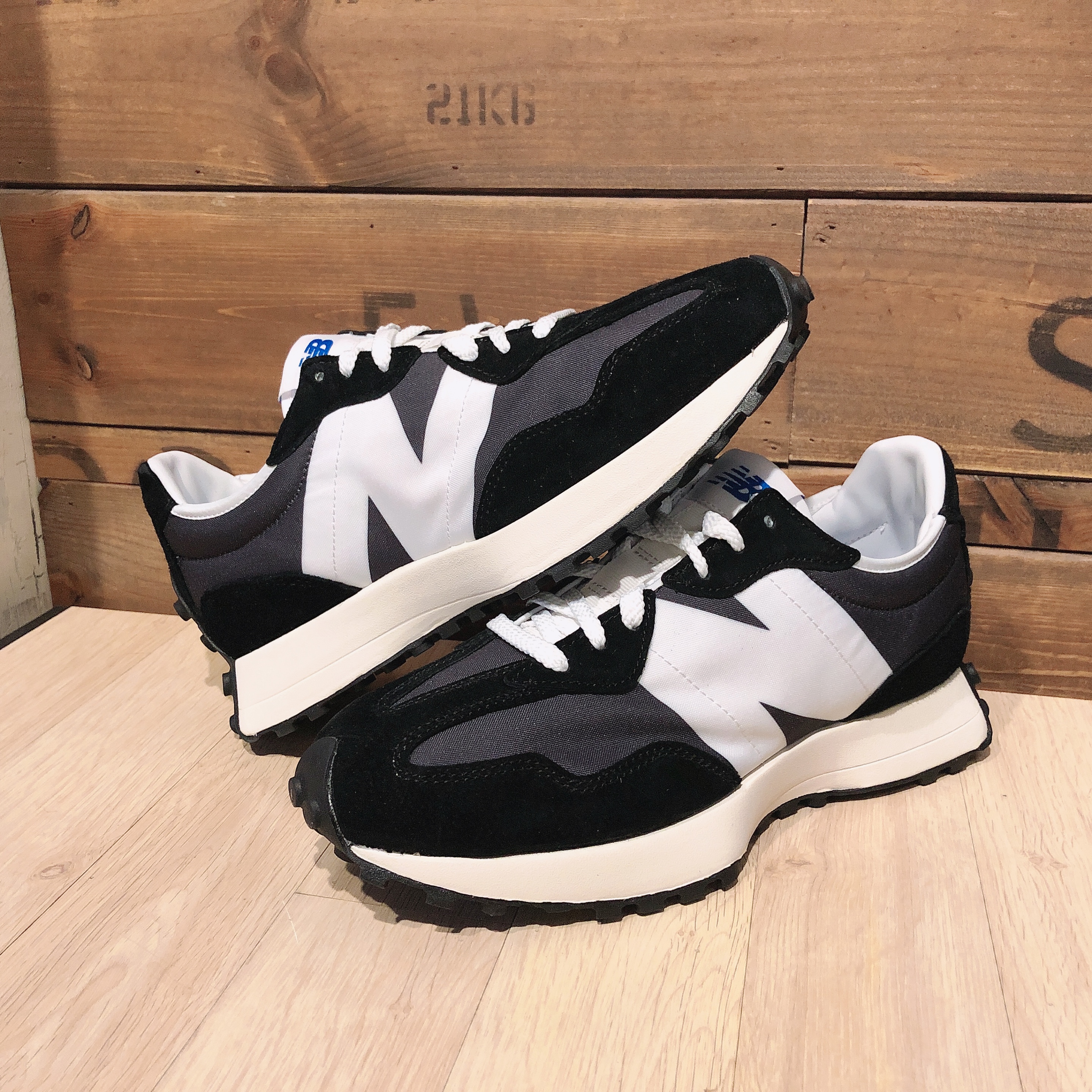 New Balance 327 Black White 착용 스타일 - 3