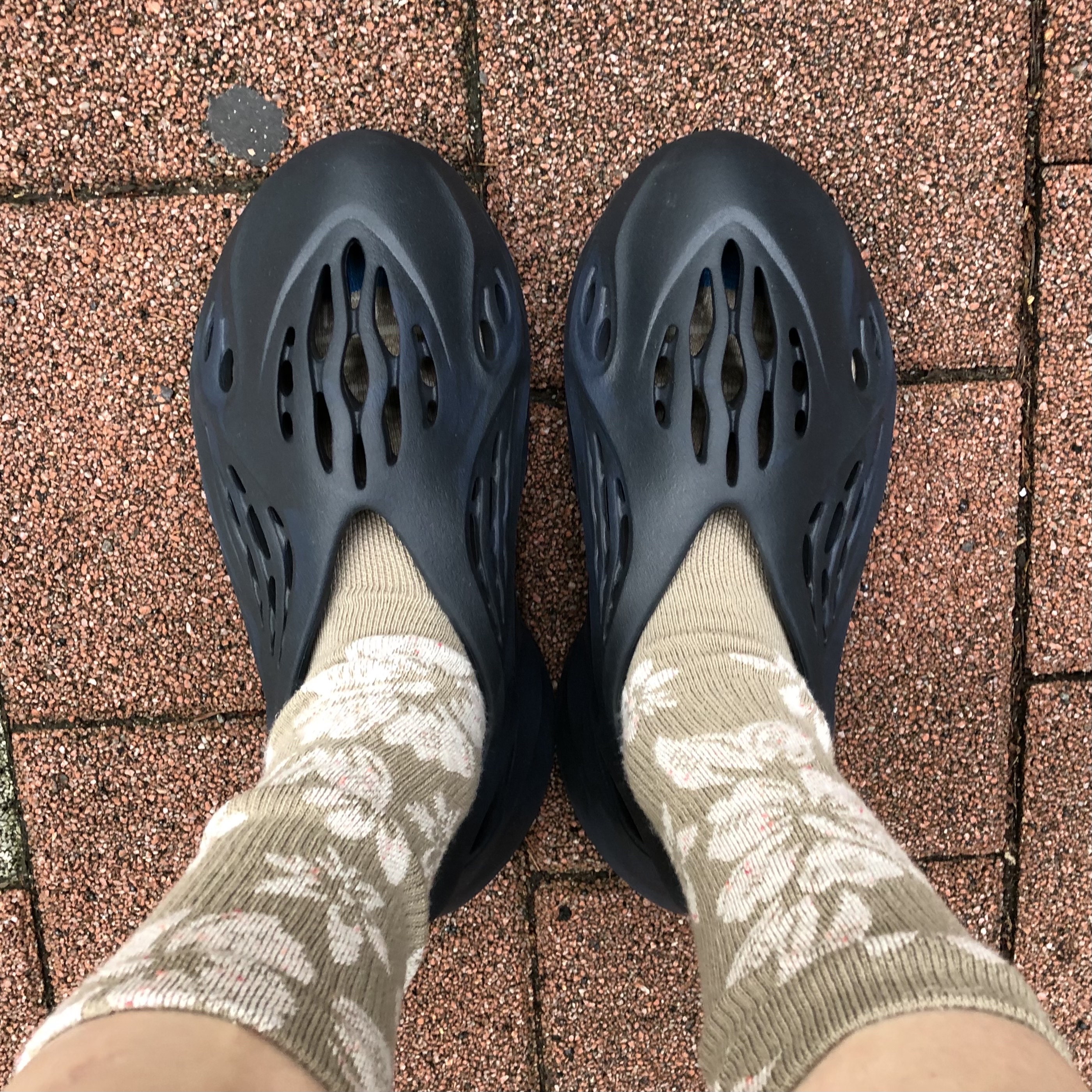 Adidas Yeezy Foam RNNR Mineral Blue 착용 스타일