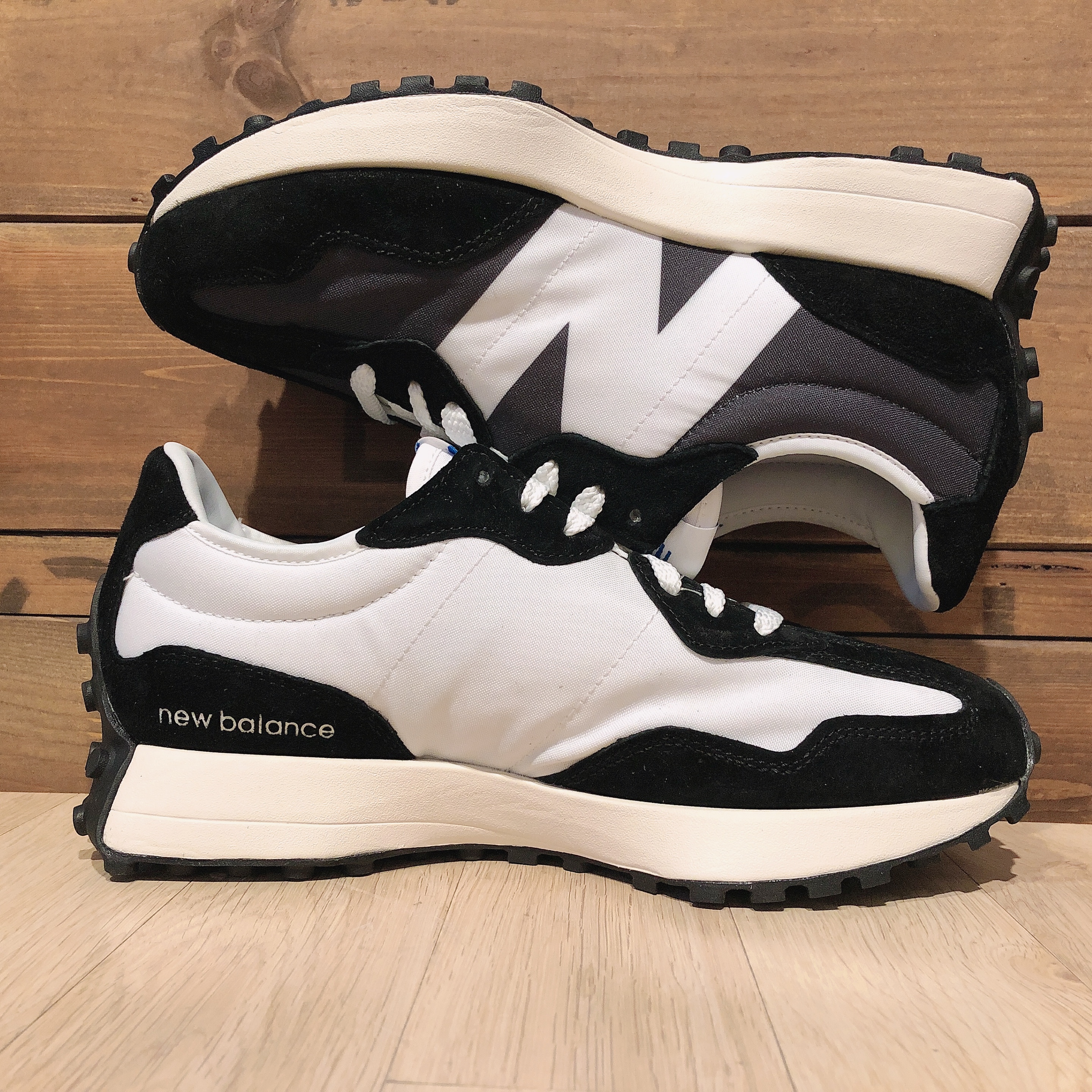New Balance 327 Black White 착용 스타일 - 1