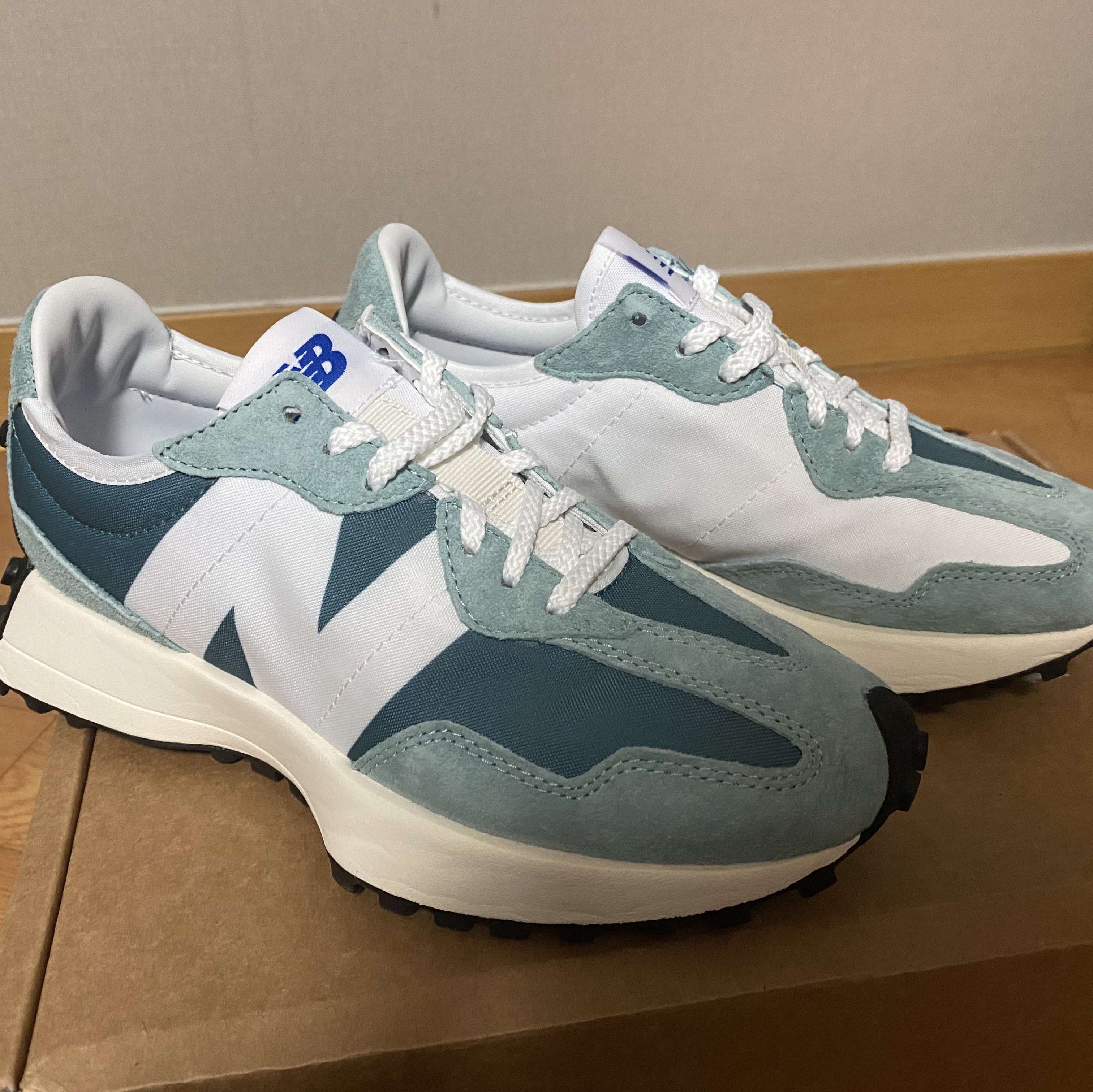 (W) New Balance 327 Teal White 착용 스타일 - 2