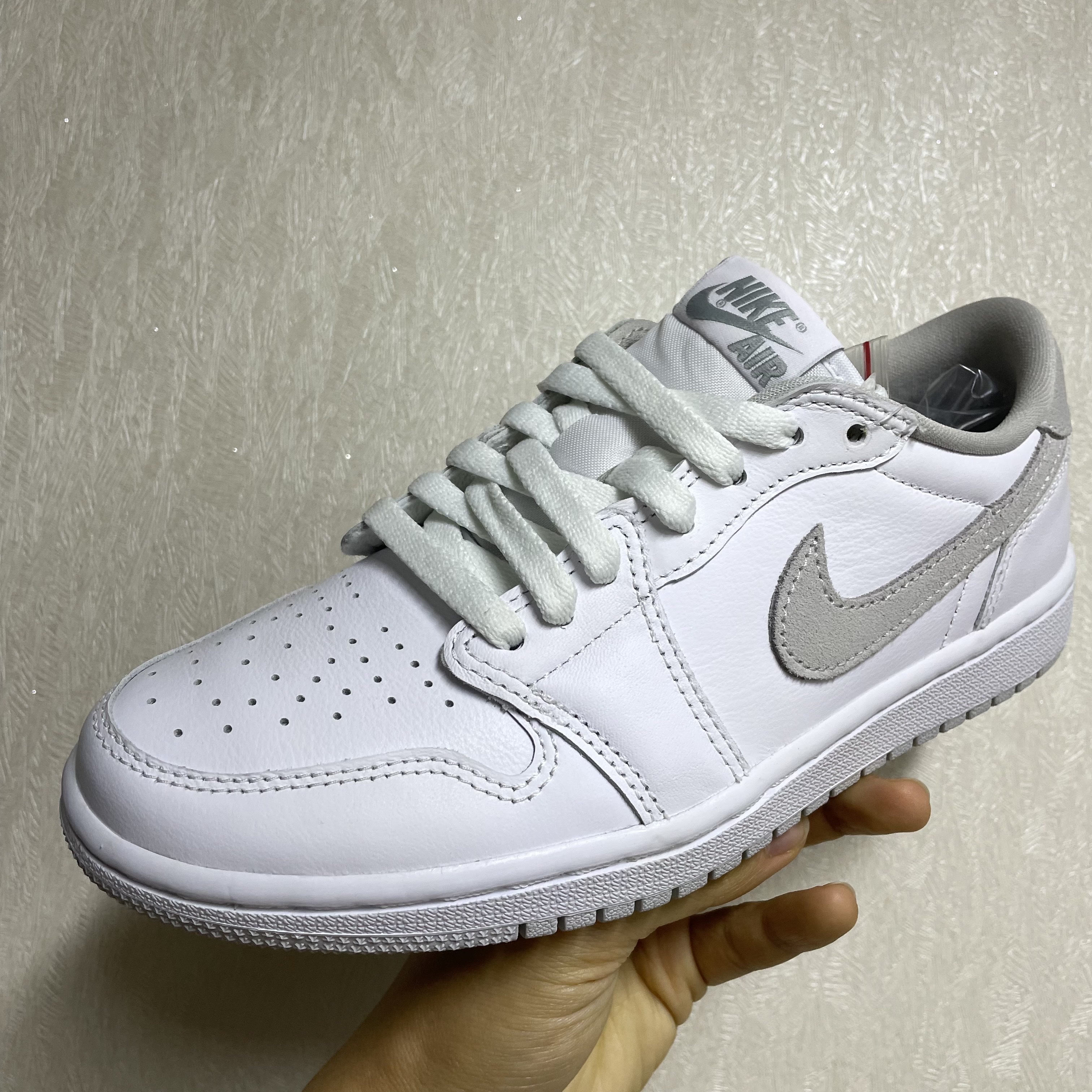 (W) Jordan 1 Low OG Neutral Grey 착용 스타일 - 1