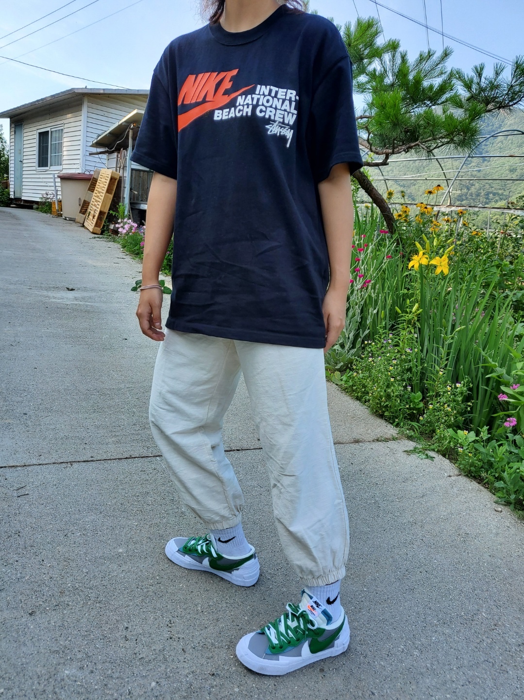 Nike x Sacai Blazer Low Classic Green, Nike x Stussy International Beach Crew T-Shirt Black - Asia 착용 스타일