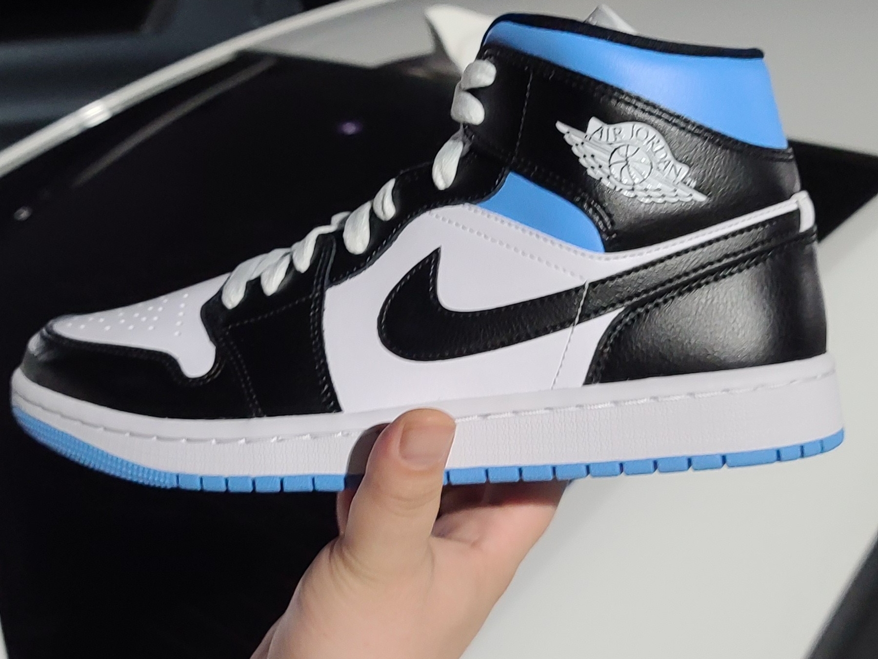 (W) Jordan 1 Mid White Black University Blue, Jordan 1 Mid Bred Banned 2020 착용 스타일 - 3