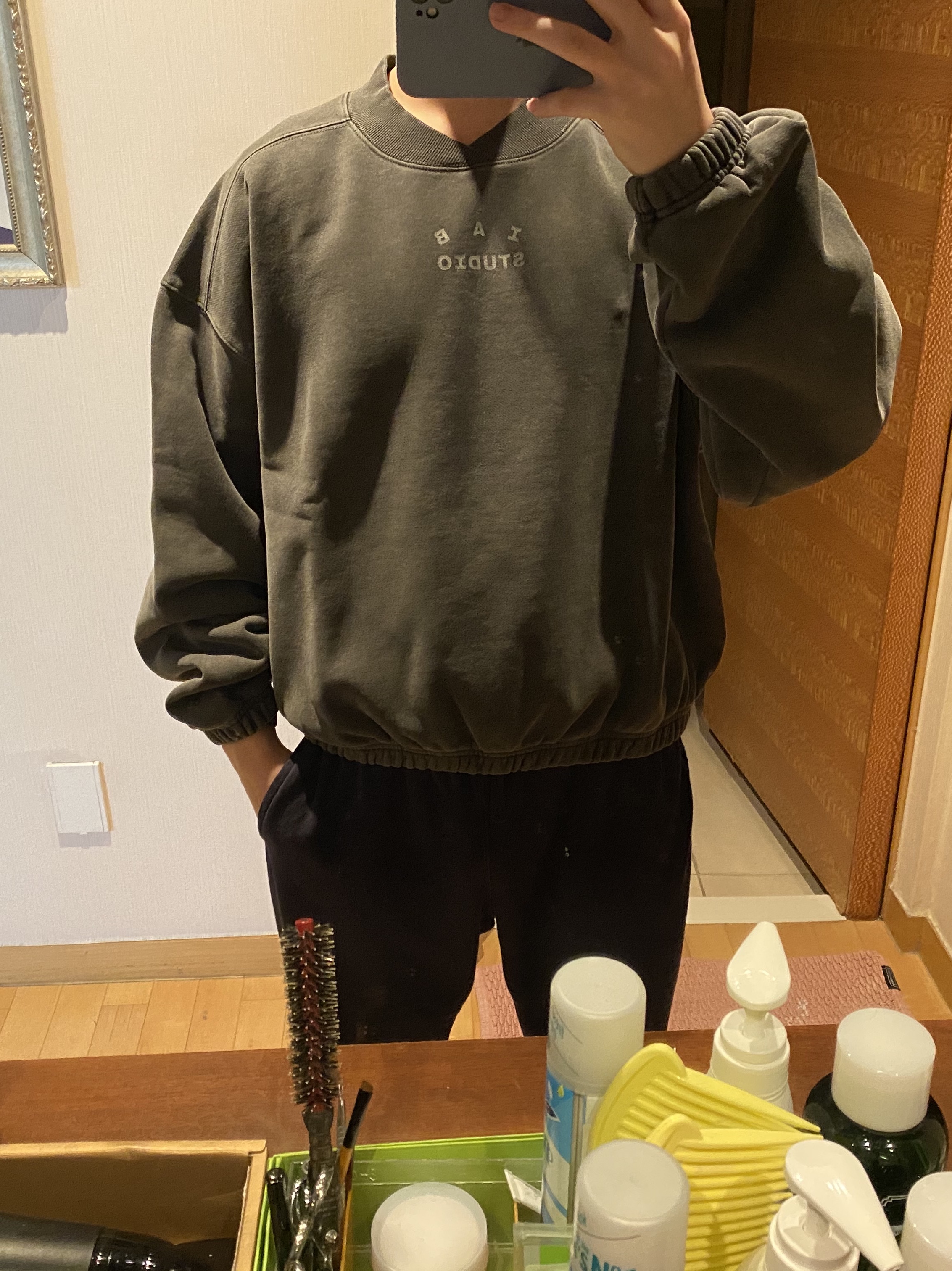 IAB Studio Pigment Crewneck Black 착용 스타일