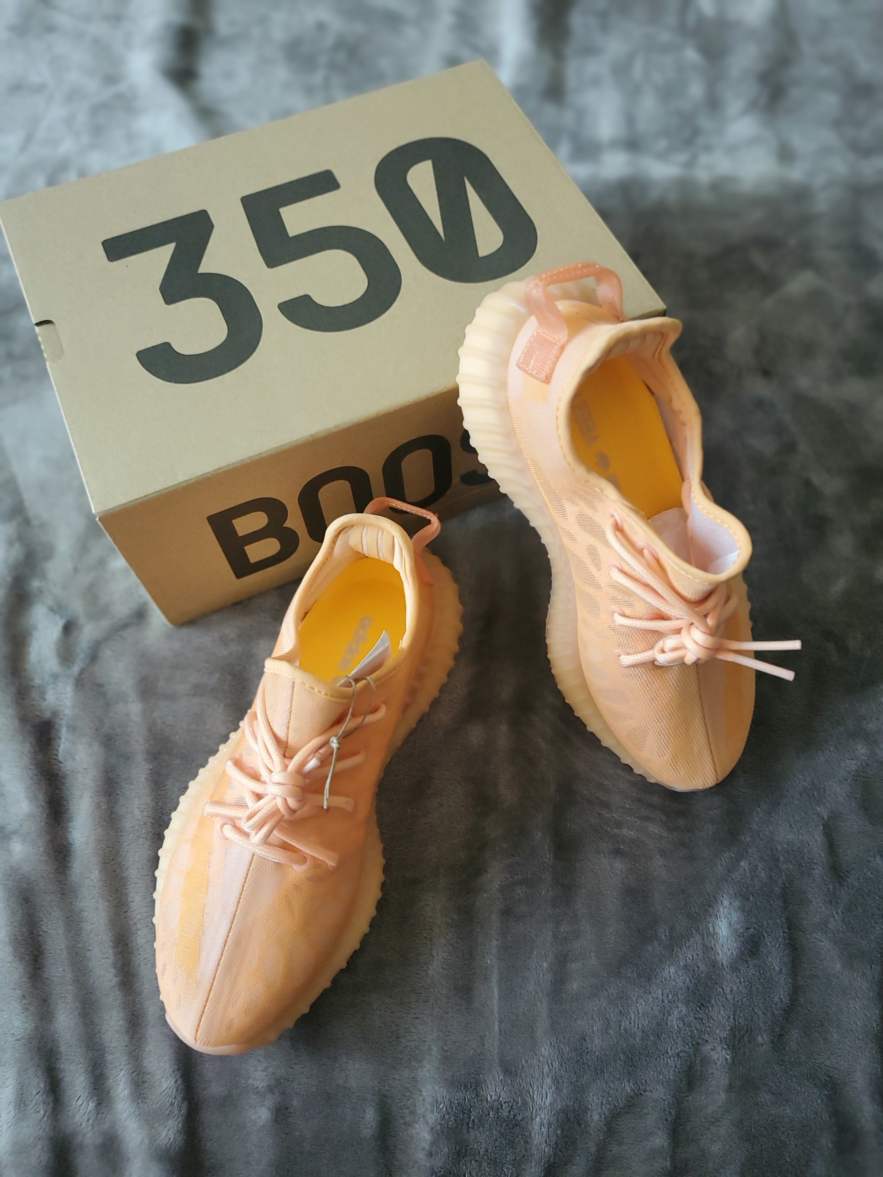 Adidas Yeezy Boost 350 V2 Mono Clay 착용 스타일 - 2
