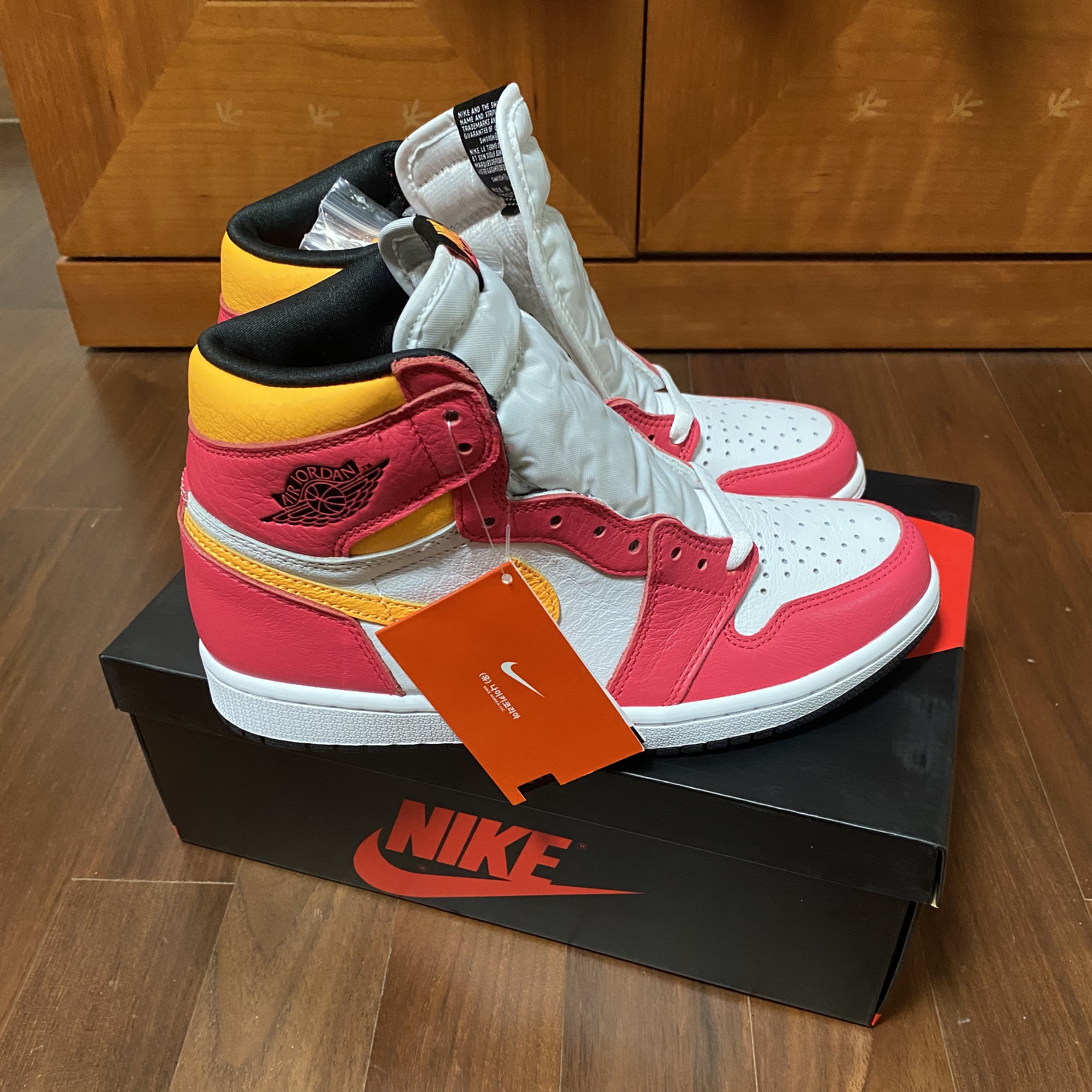Jordan 1 Retro High OG Light Fusion Red, Nike ACG LBR T-Shirt Black - Asia 착용 스타일 - 3