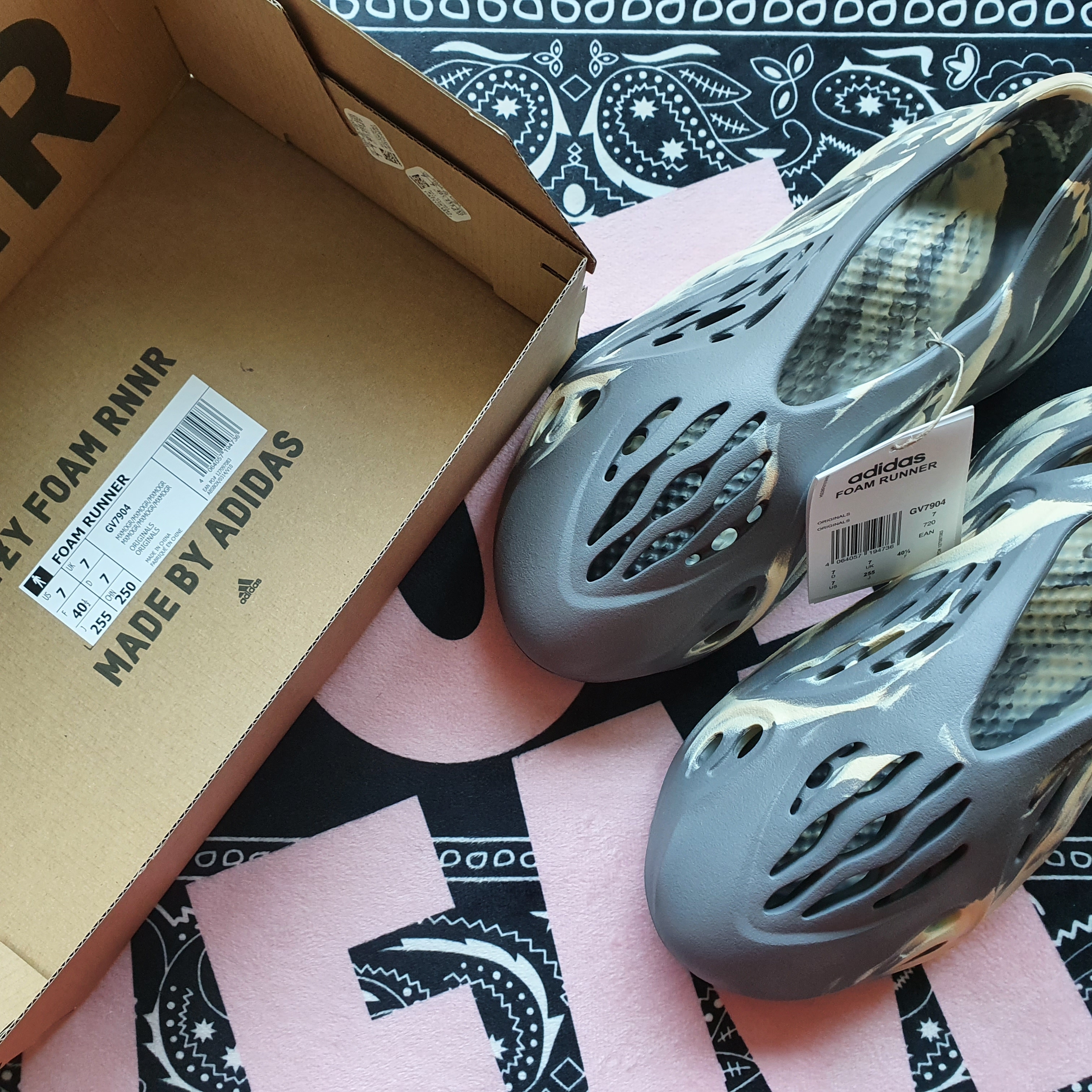 Adidas Yeezy Foam RNNR Sand, Adidas Yeezy Foam RNNR MXT Moon Gray 착용 스타일 - 3