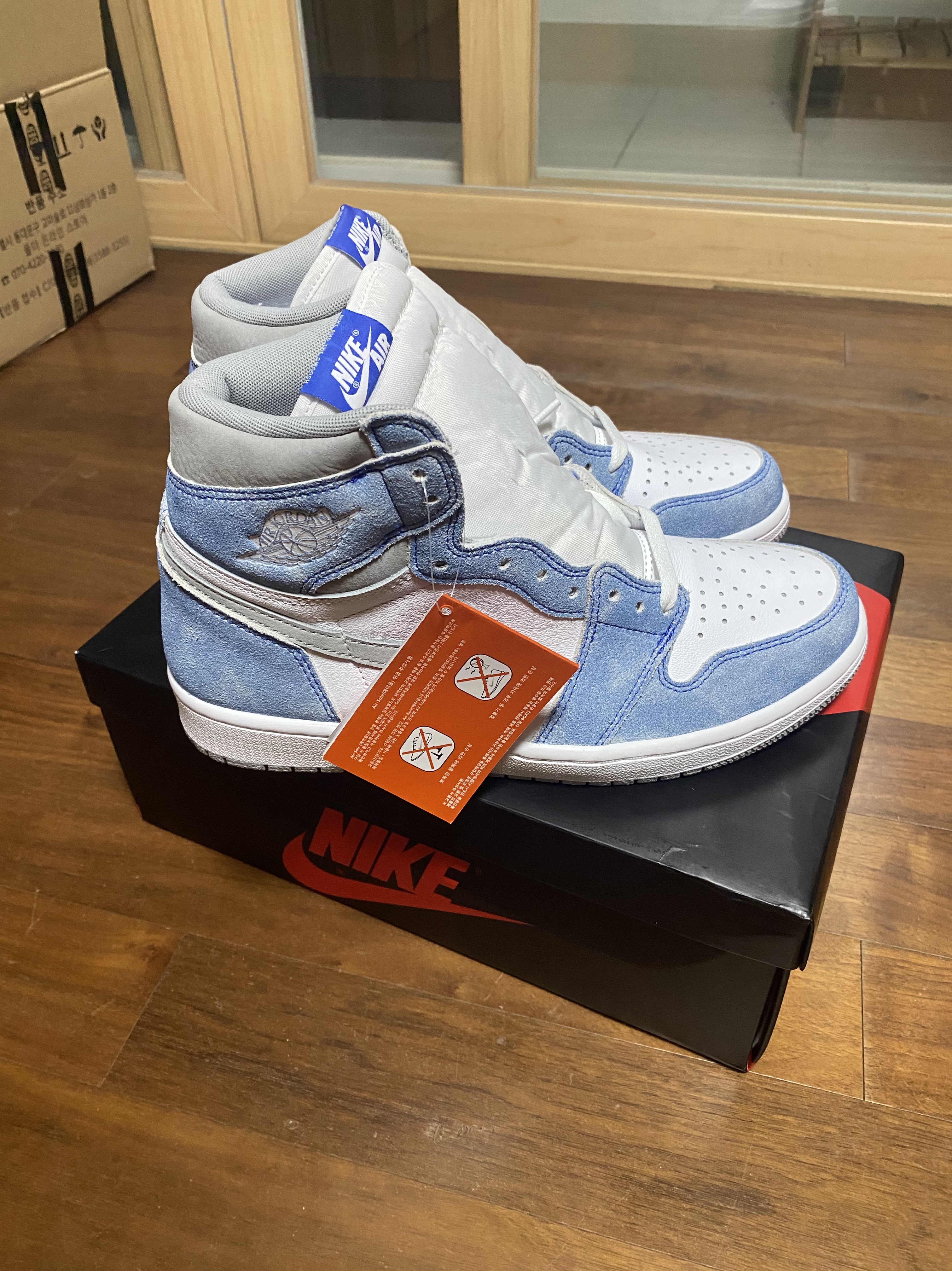 Jordan 1 Retro High OG Hyper Royal 착용 스타일 - 3