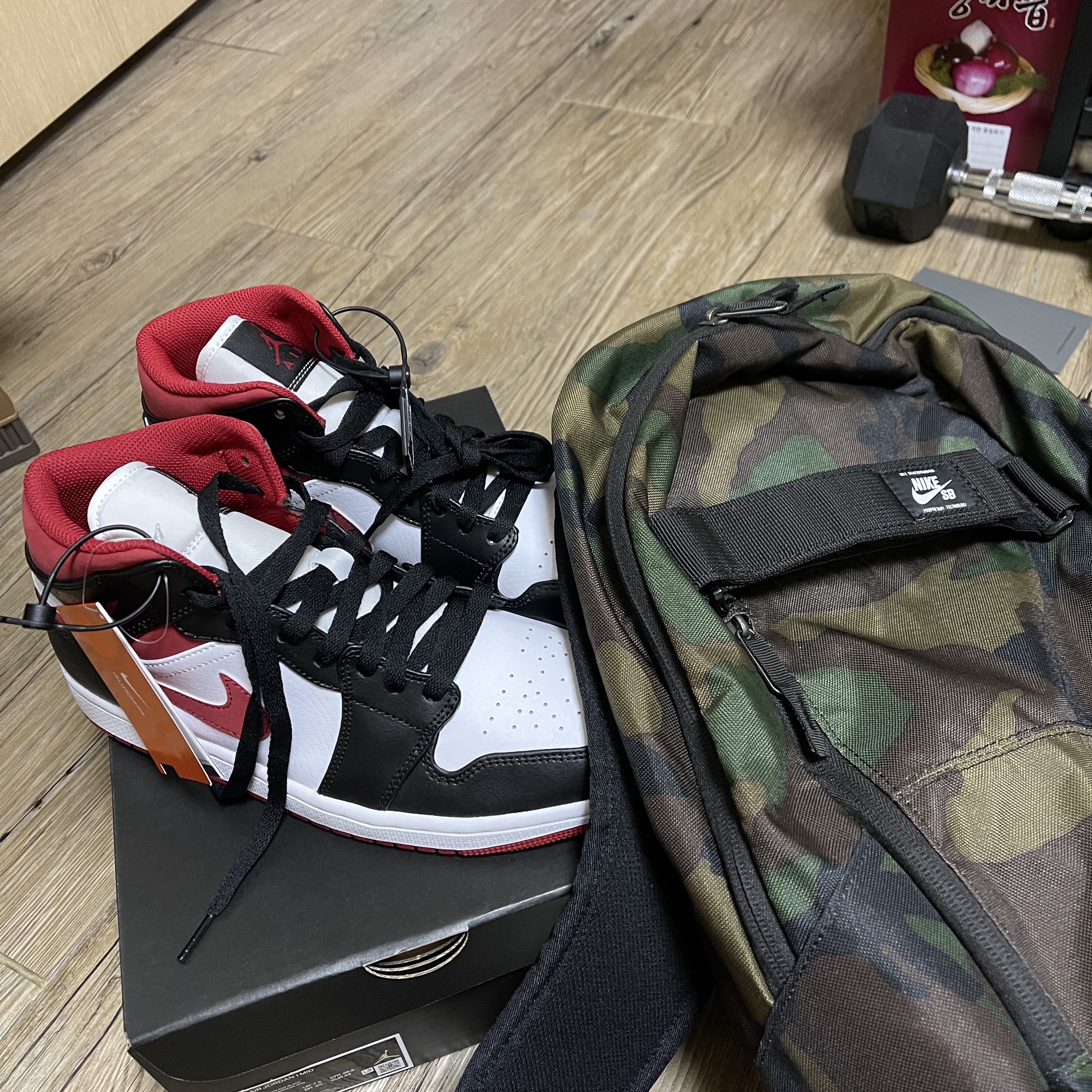 Jordan 1 Mid Gym Red Black White 착용 스타일