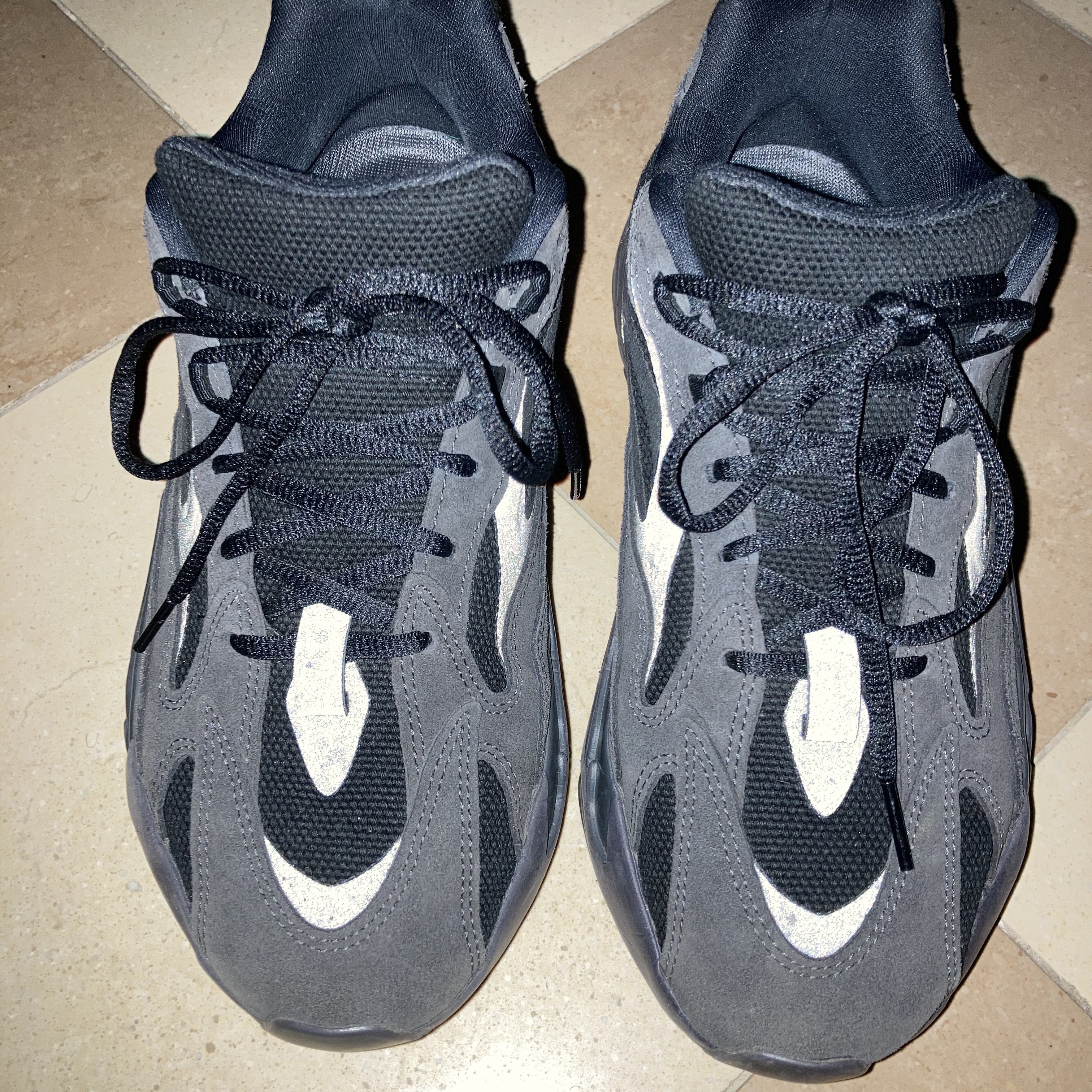 Adidas Yeezy Boost 700 V2 Vanta 2019 착용 스타일 - 1