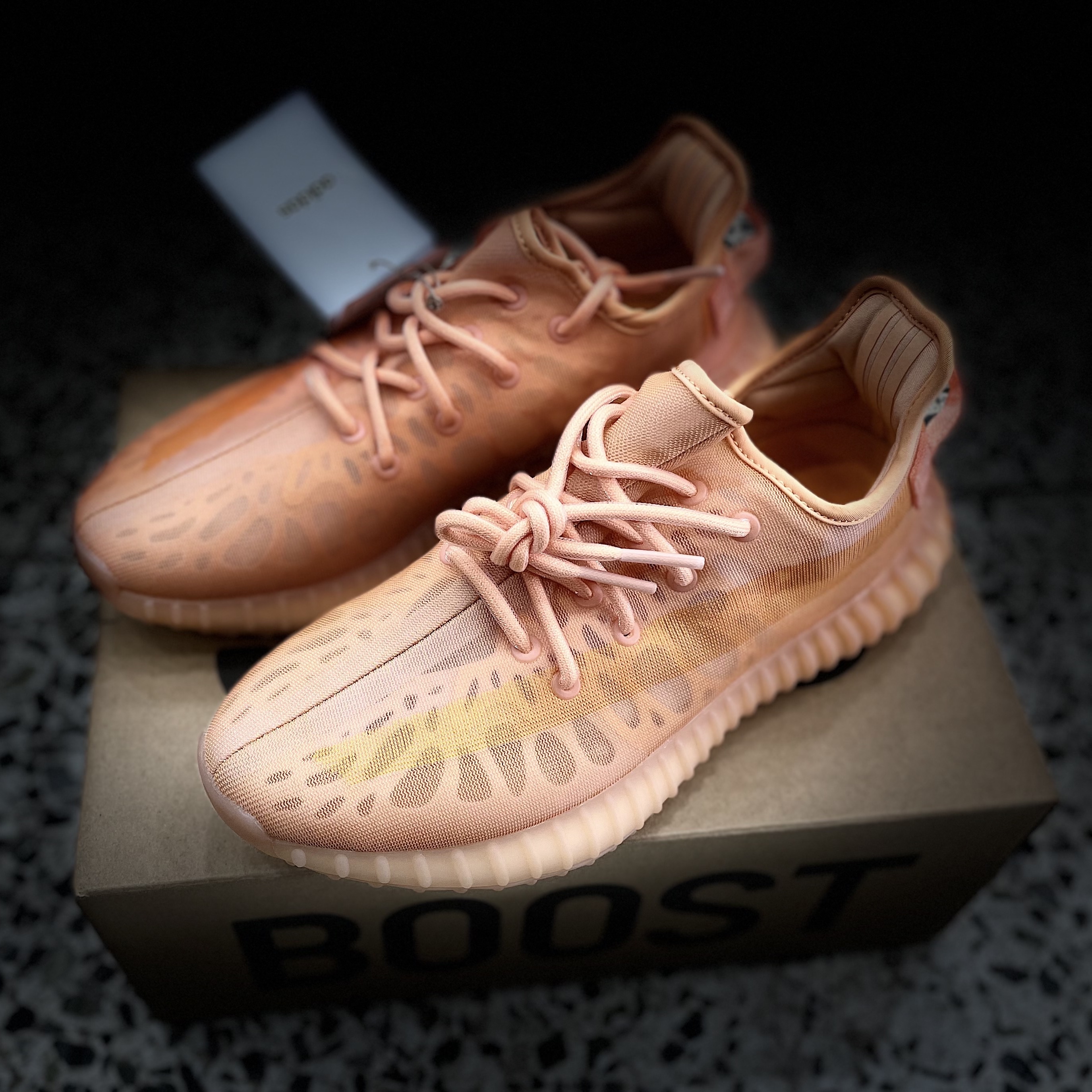 Adidas Yeezy Boost 350 V2 Mono Clay 착용 스타일