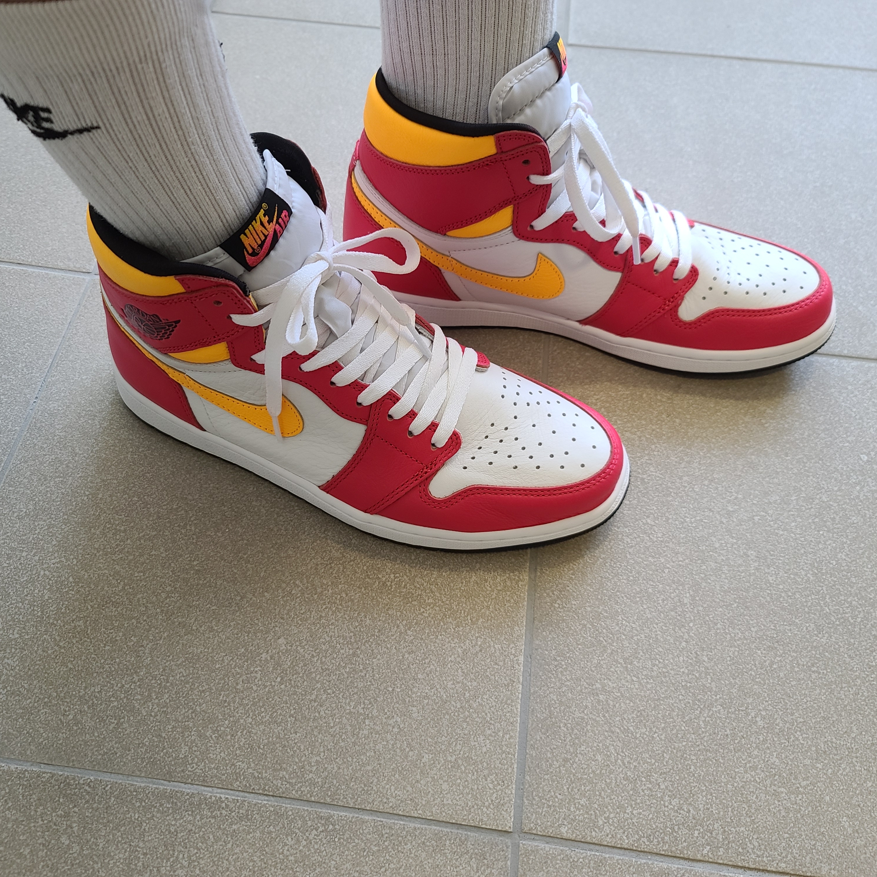 Jordan 1 Retro High OG Light Fusion Red 착용 스타일 - 2