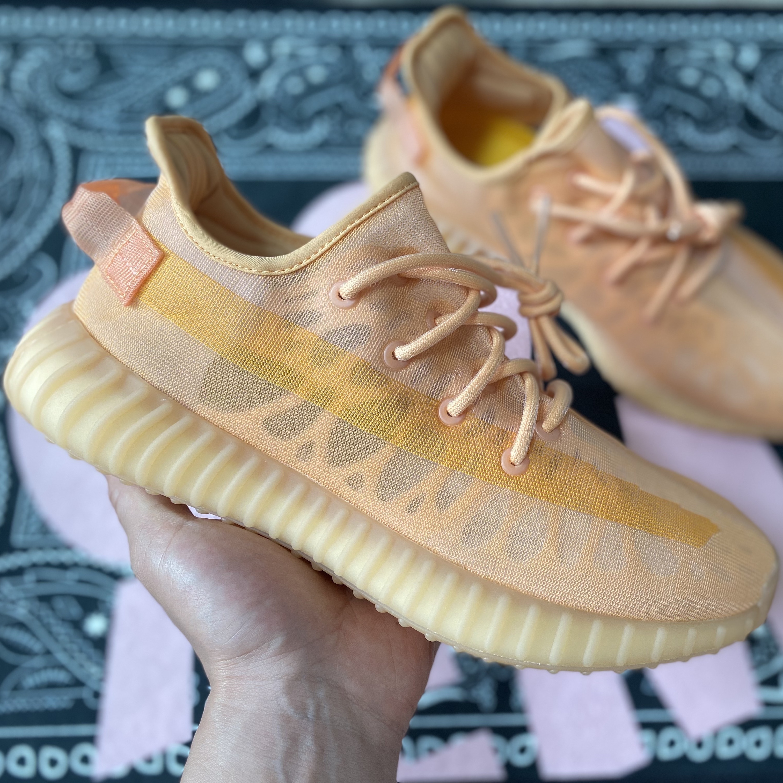 Adidas Yeezy Boost 350 V2 Mono Clay 착용 스타일