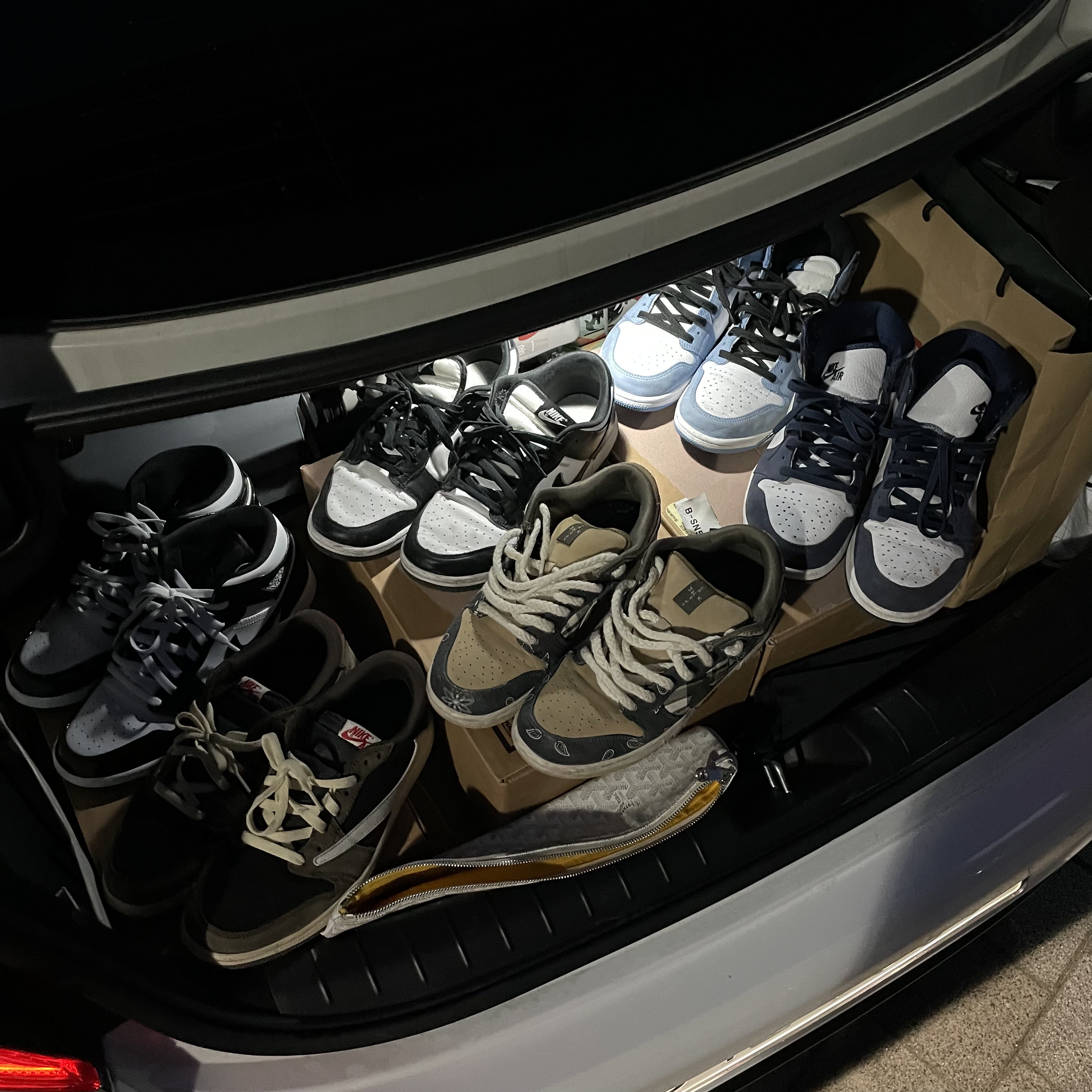 Nike Dunk Low Retro Black, Jordan 1 Retro High OG University Blue 착용 스타일