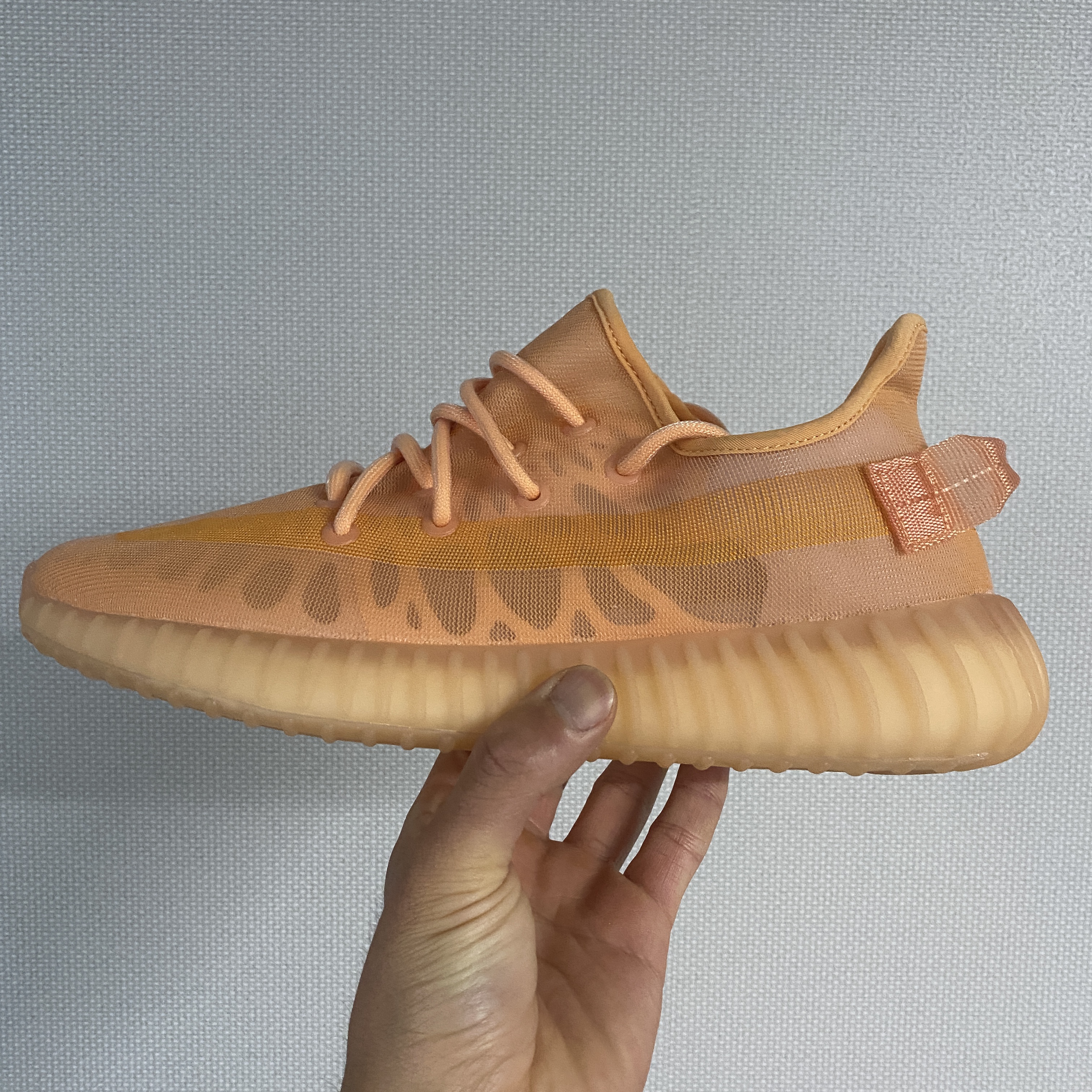 Adidas Yeezy Boost 350 V2 Mono Clay 착용 스타일