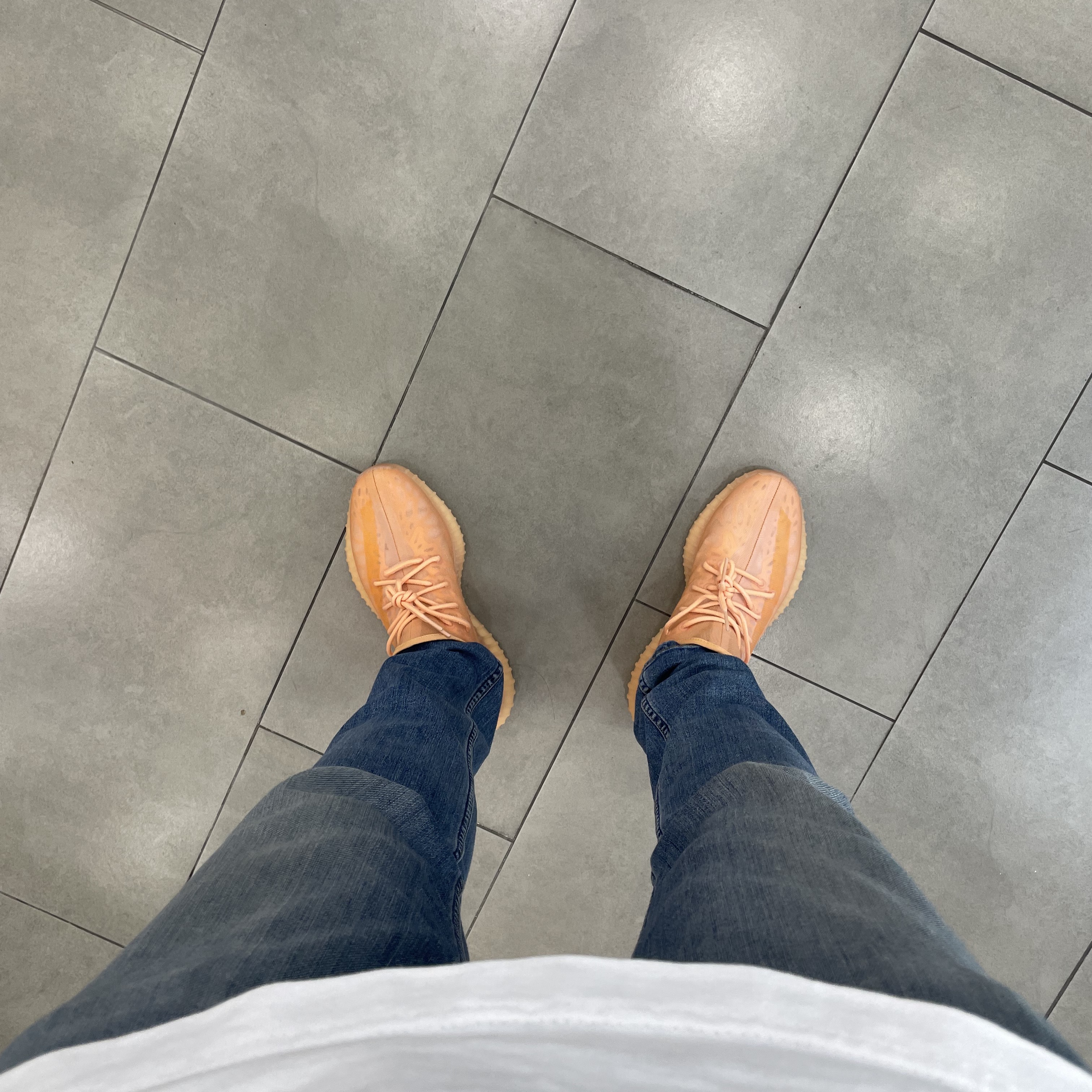 Adidas Yeezy Boost 350 V2 Mono Clay 착용 스타일