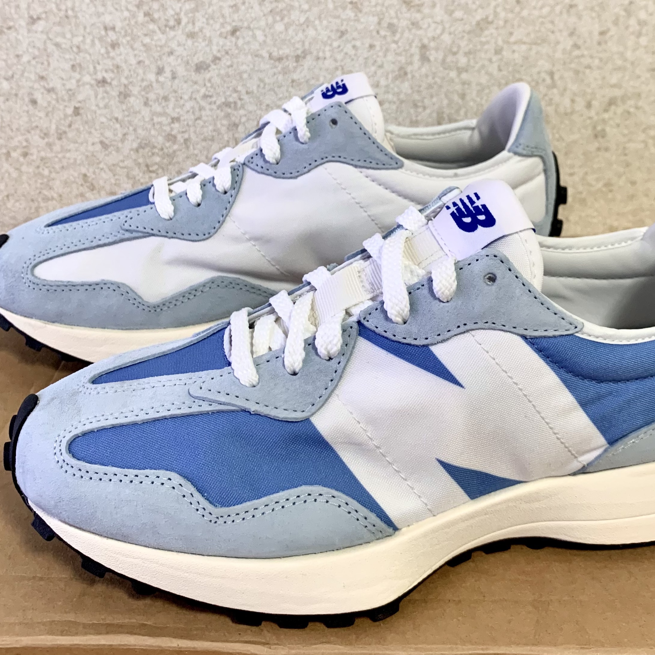 New Balance 327 Blue White 착용 스타일 - 3