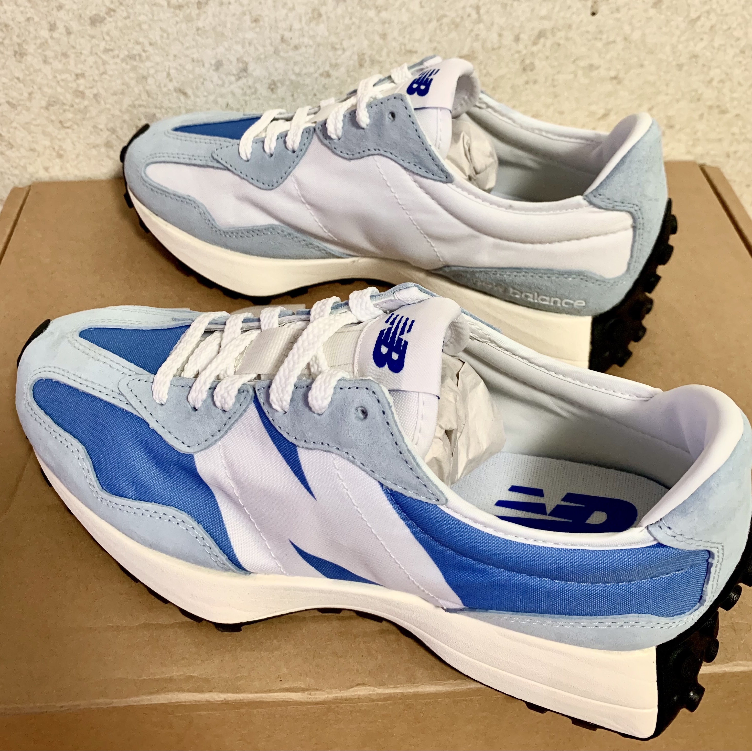 New Balance 327 Blue White 착용 스타일 - 1