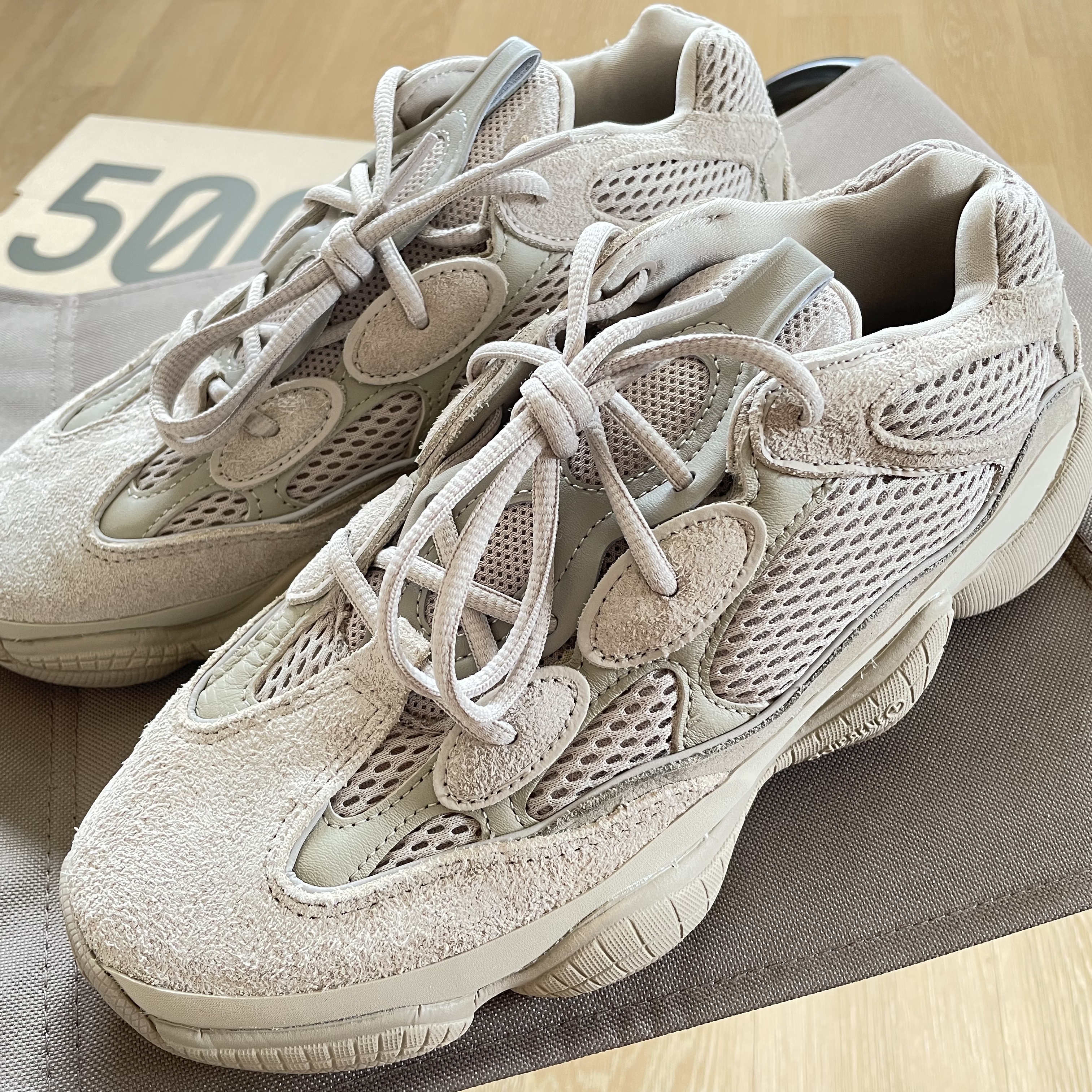 Adidas Yeezy 500 Taupe Light 착용 스타일