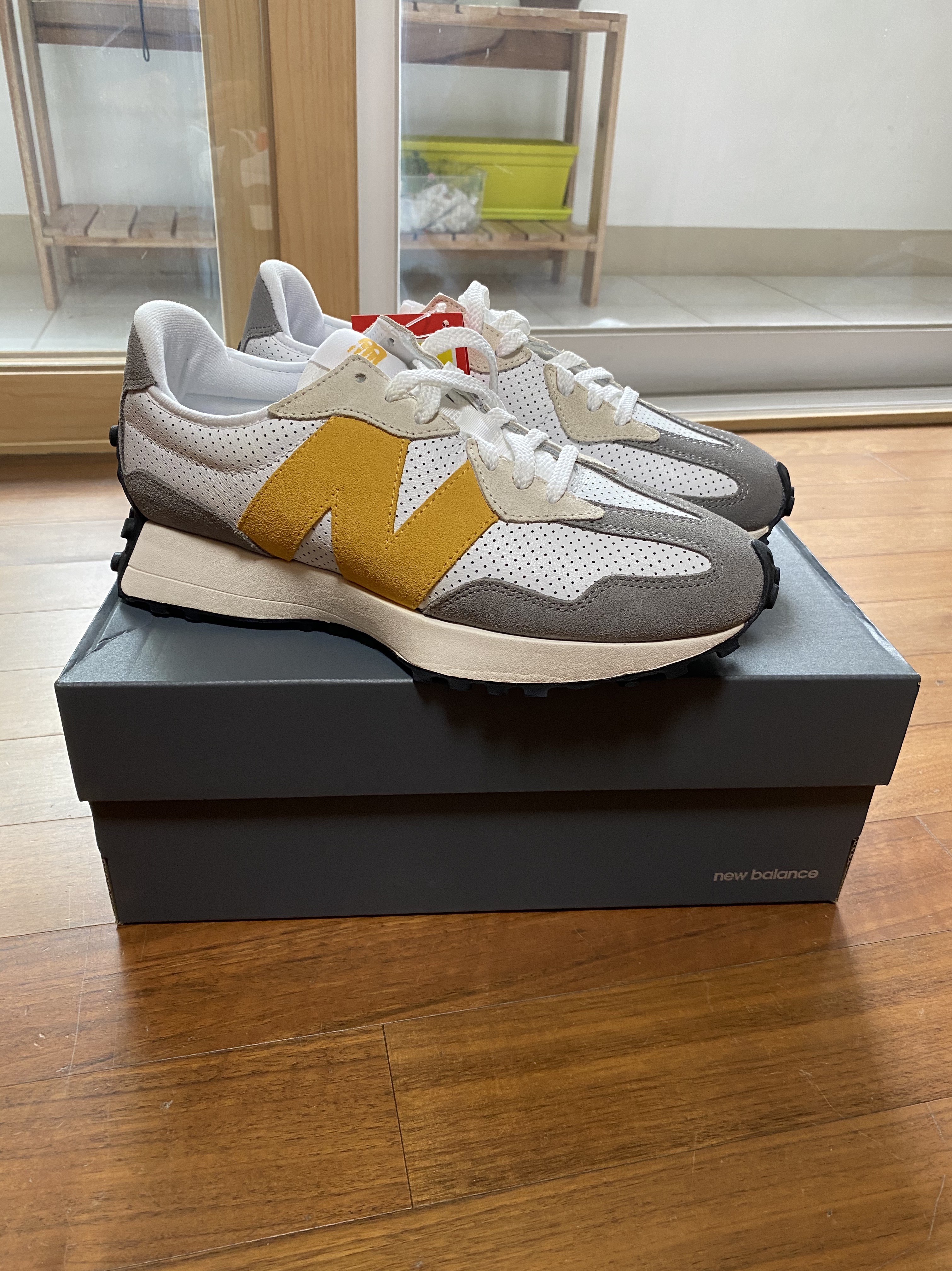 New Balance 327 Grey Yellow - JD Sports Exclusive 착용 스타일 - 1