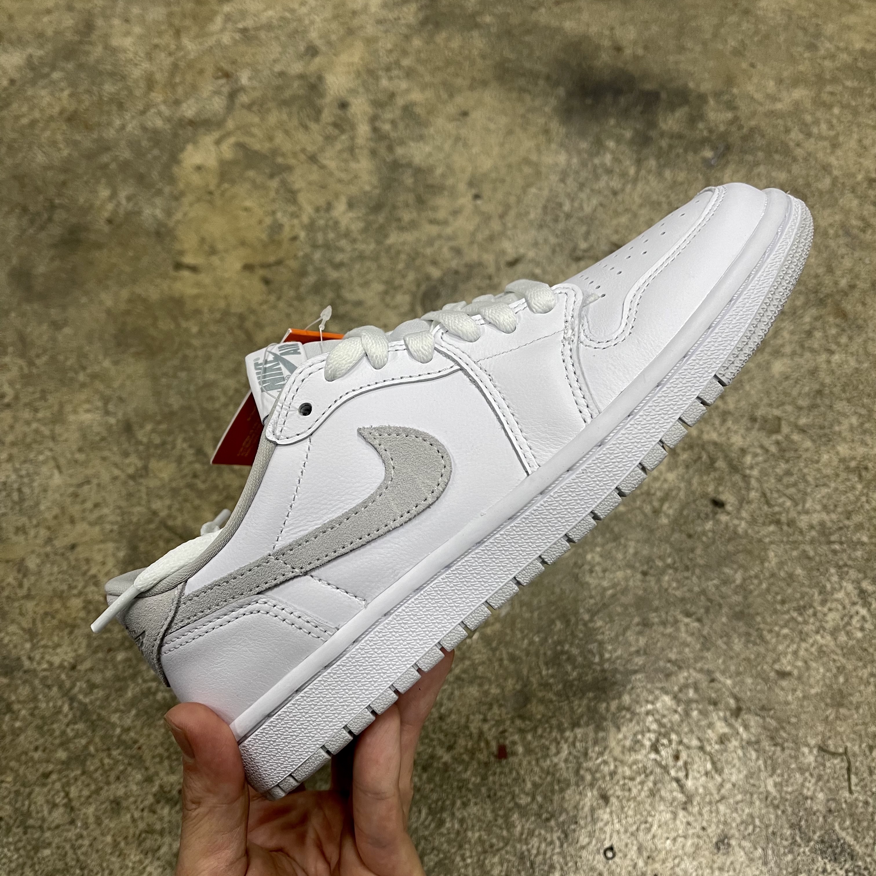 (W) Jordan 1 Low OG Neutral Grey 착용 스타일 - 2