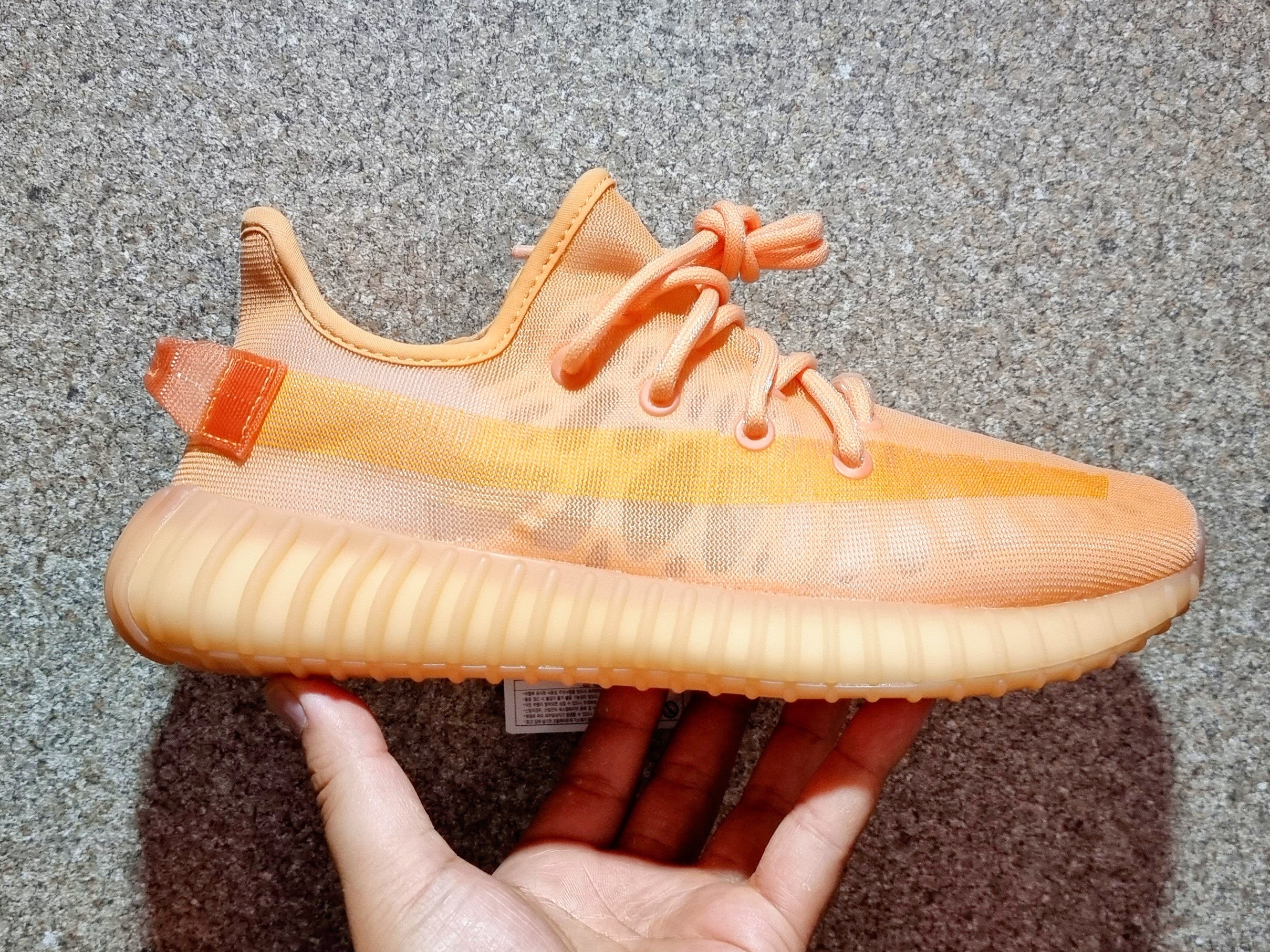 Adidas Yeezy Boost 350 V2 Mono Clay 착용 스타일 - 1