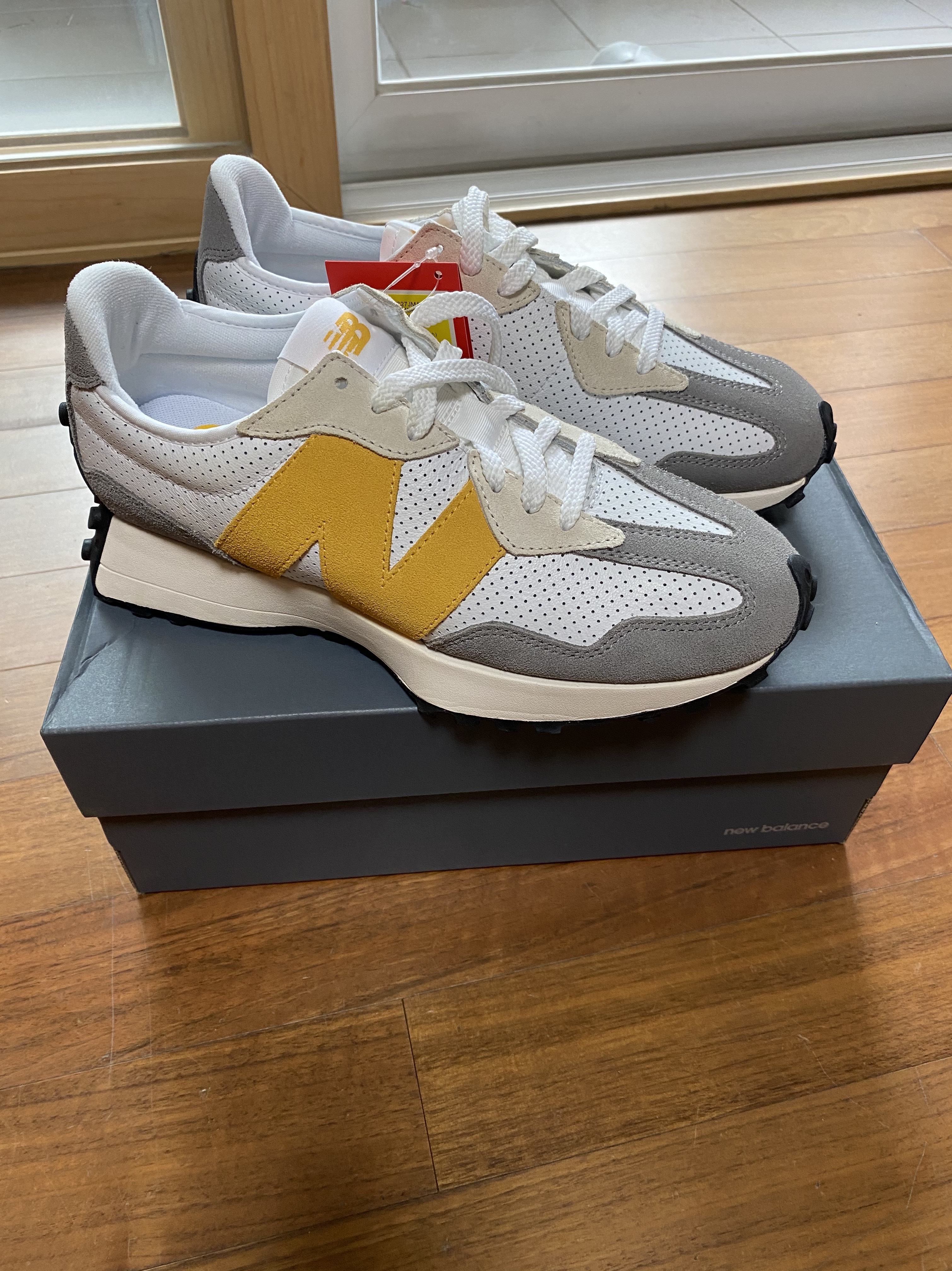 New Balance 327 Grey Yellow - JD Sports Exclusive 착용 스타일 - 2