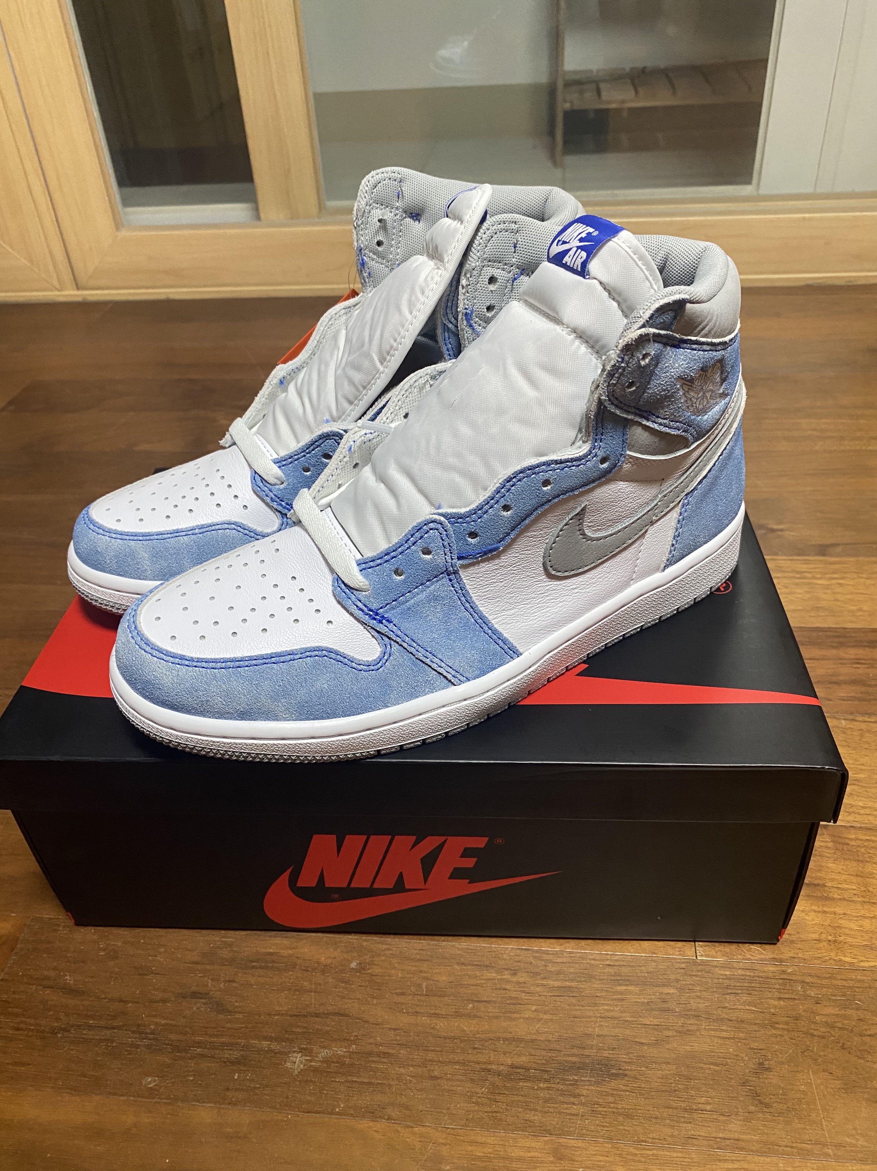 Jordan 1 Retro High OG Hyper Royal 착용 스타일 - 1