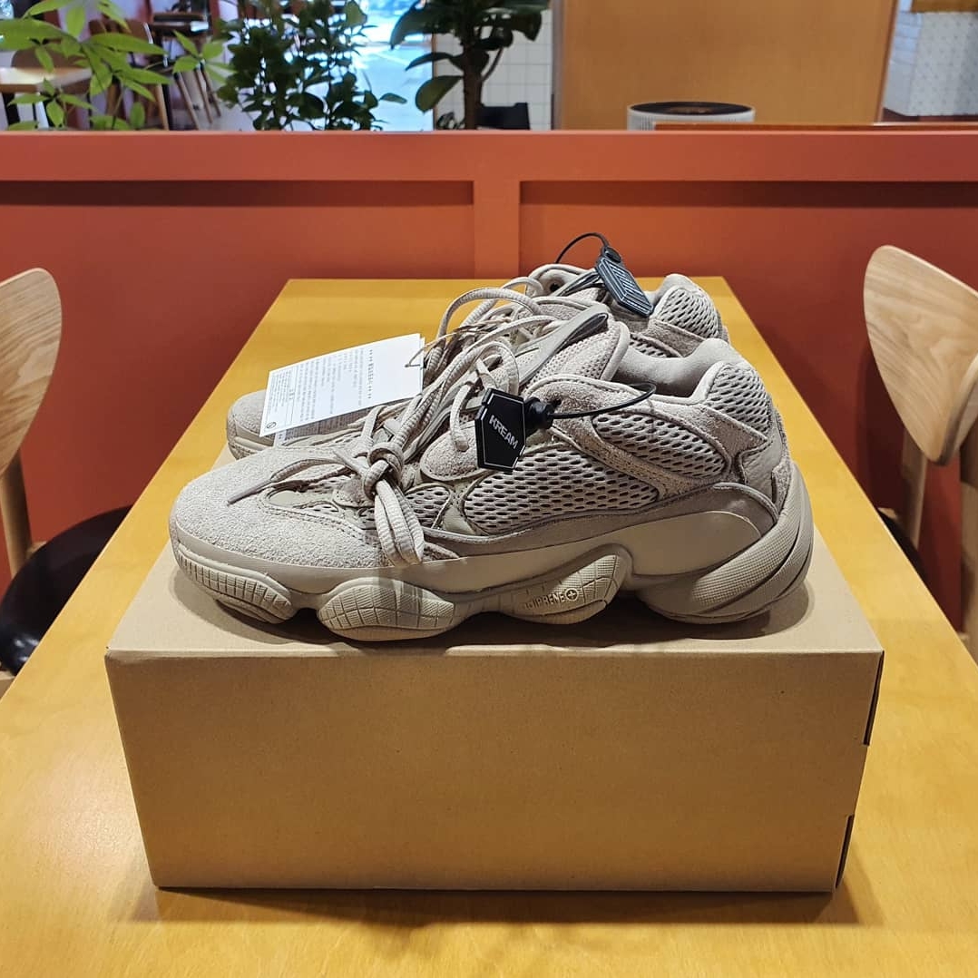 Adidas Yeezy 500 Taupe Light 착용 스타일