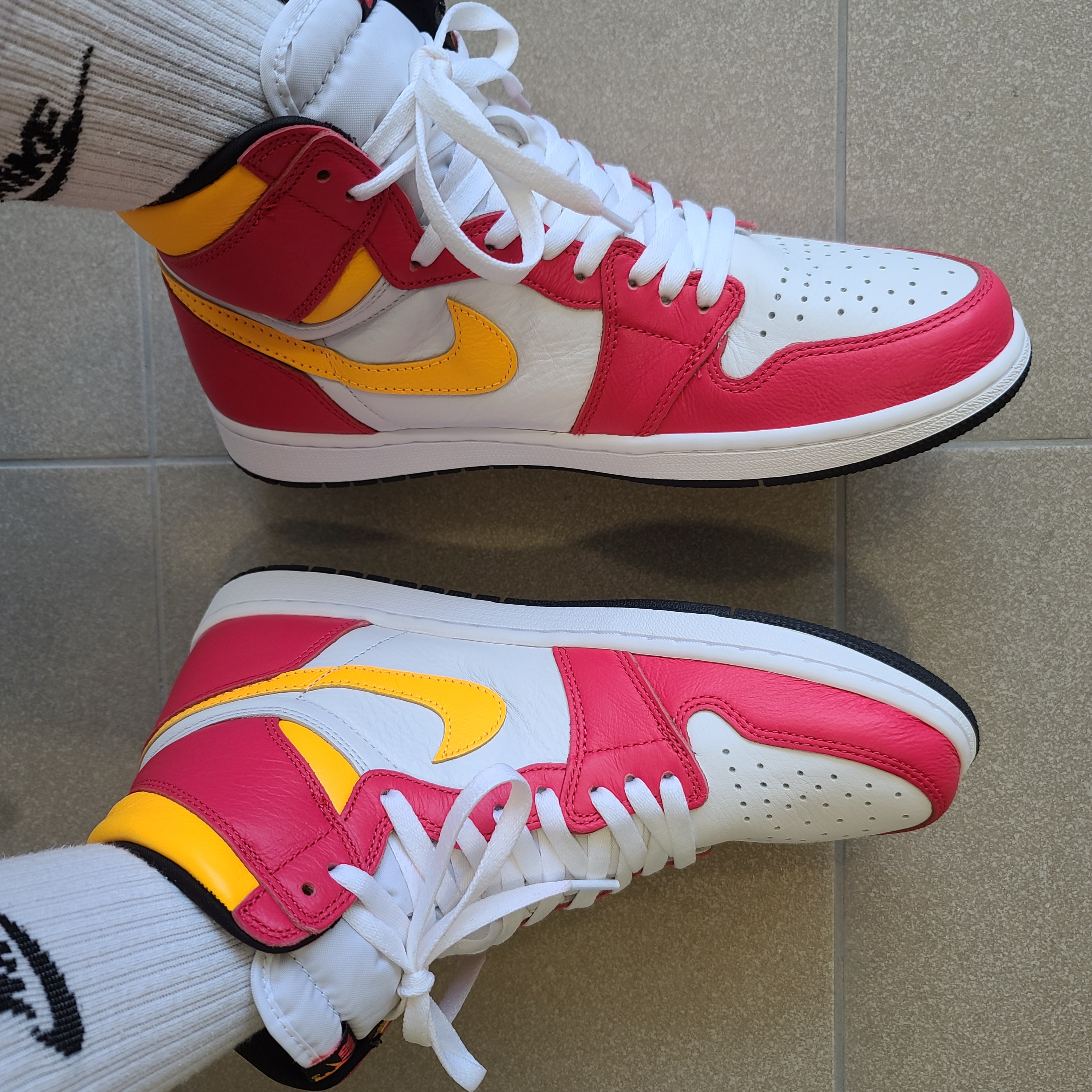 Jordan 1 Retro High OG Light Fusion Red 착용 스타일 - 1