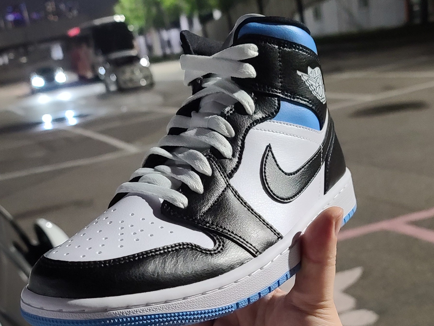 (W) Jordan 1 Mid White Black University Blue, Jordan 1 Mid Bred Banned 2020 착용 스타일 - 2