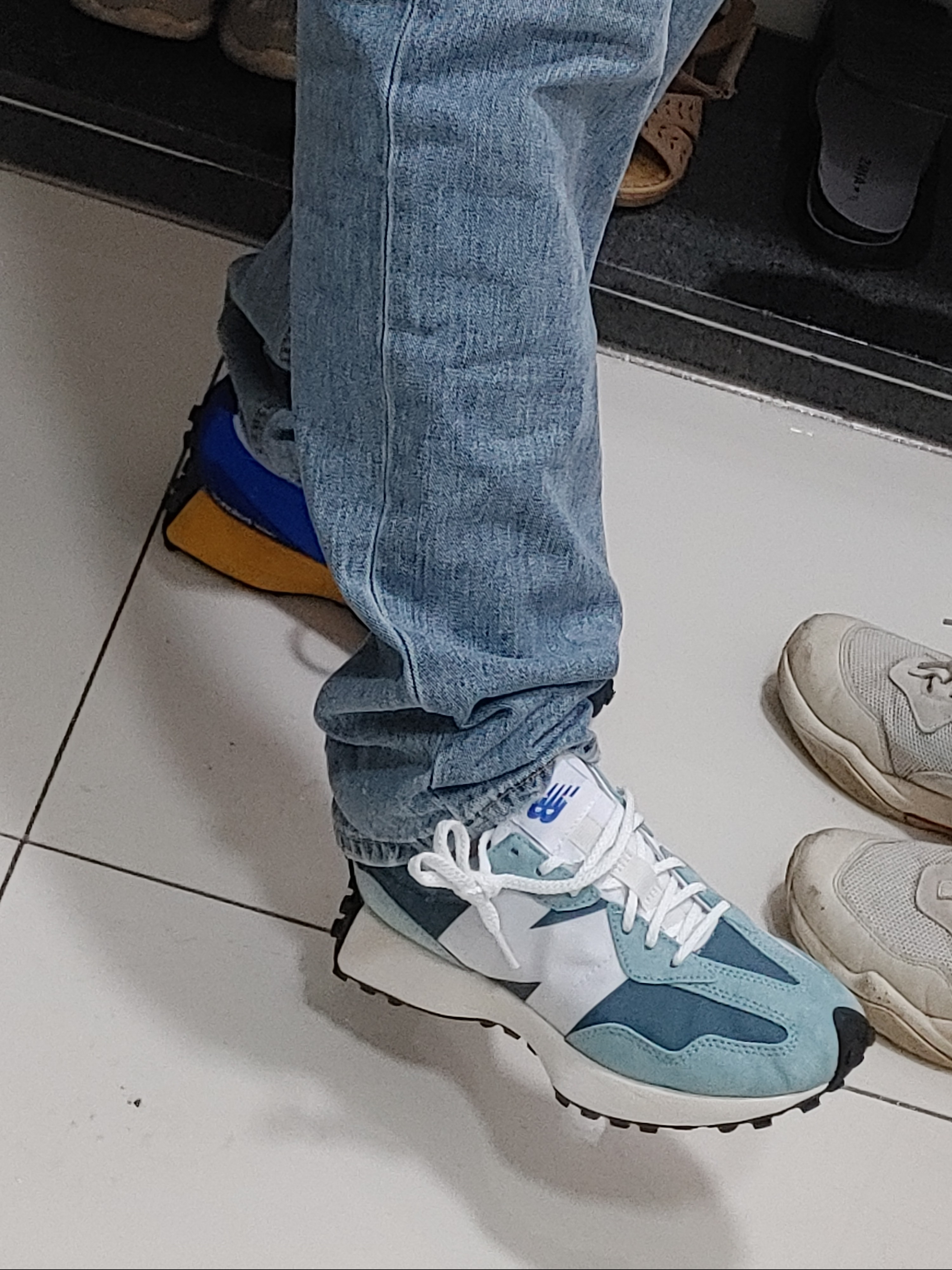 (W) New Balance 327 Teal White 착용 스타일 - 1