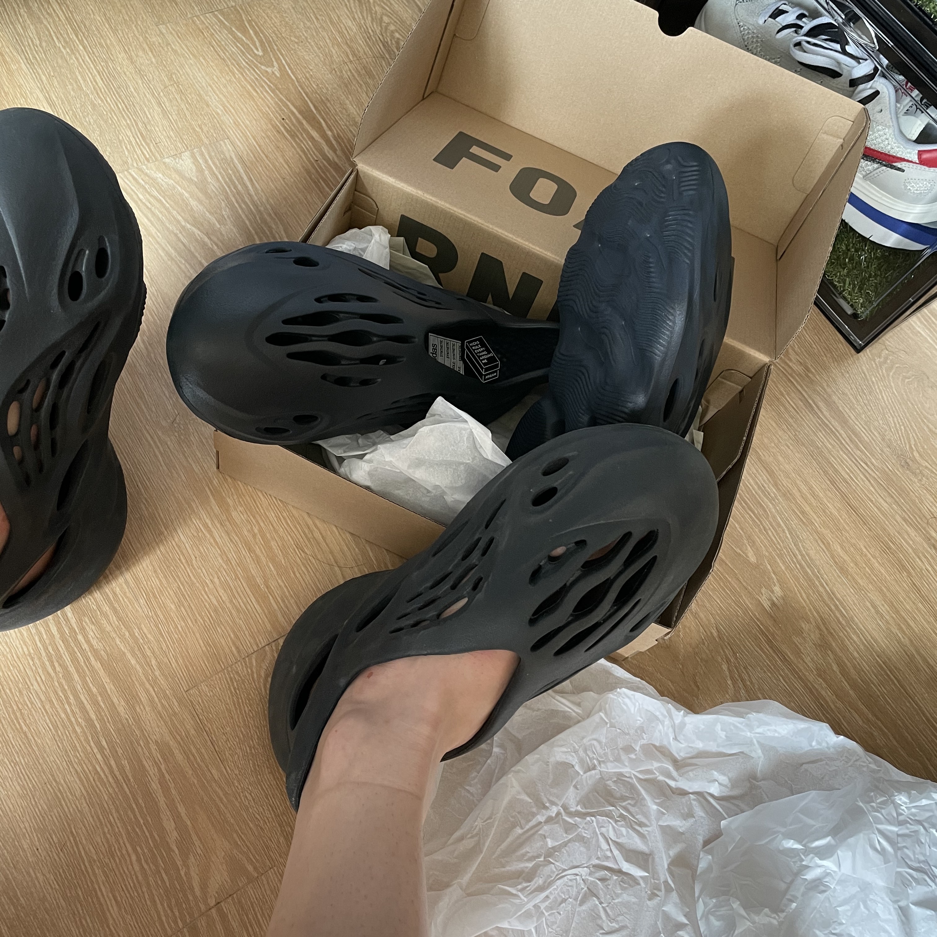 Adidas Yeezy Foam RNNR Mineral Blue 착용 스타일