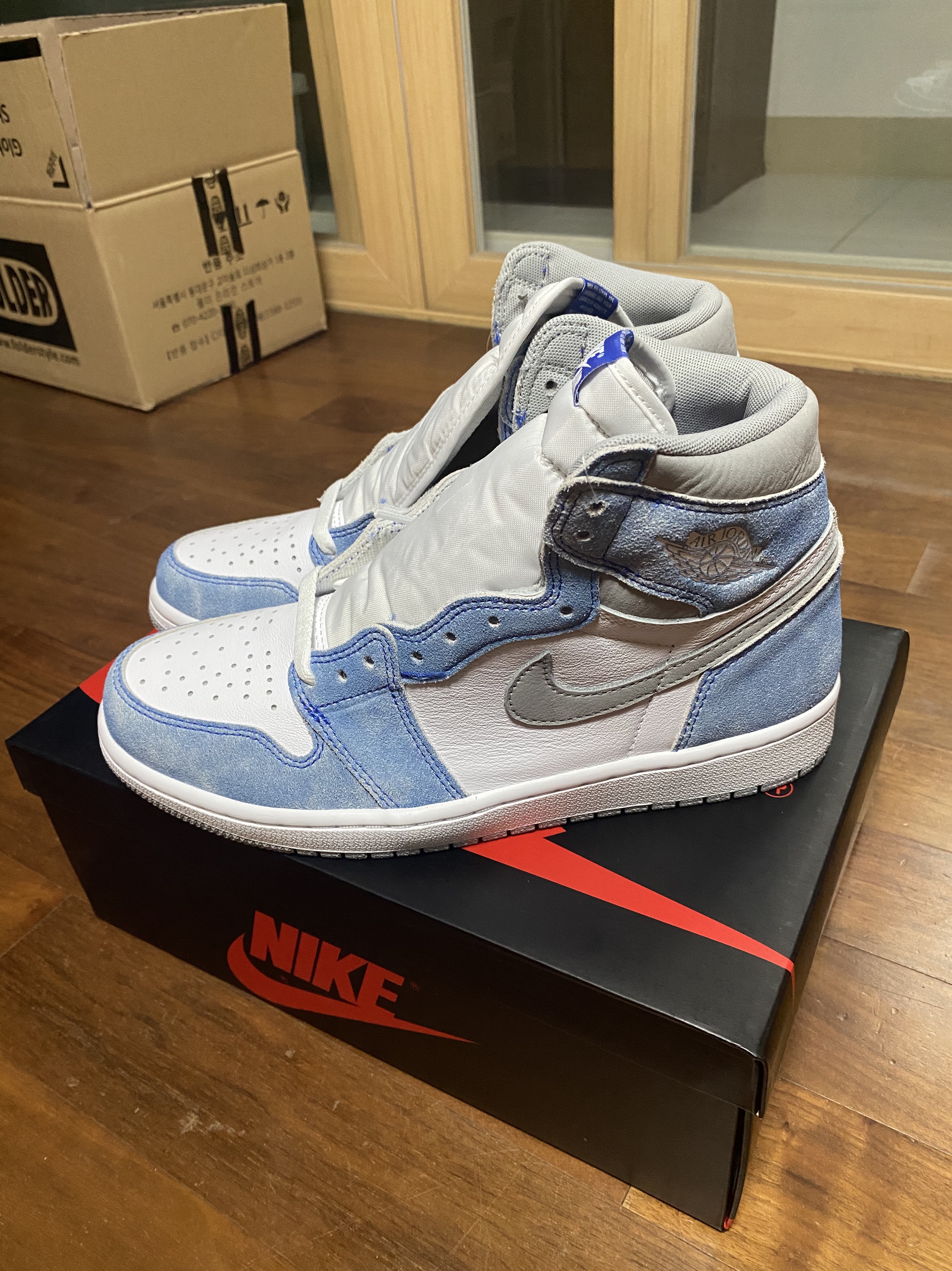 Jordan 1 Retro High OG Hyper Royal 착용 스타일 - 2