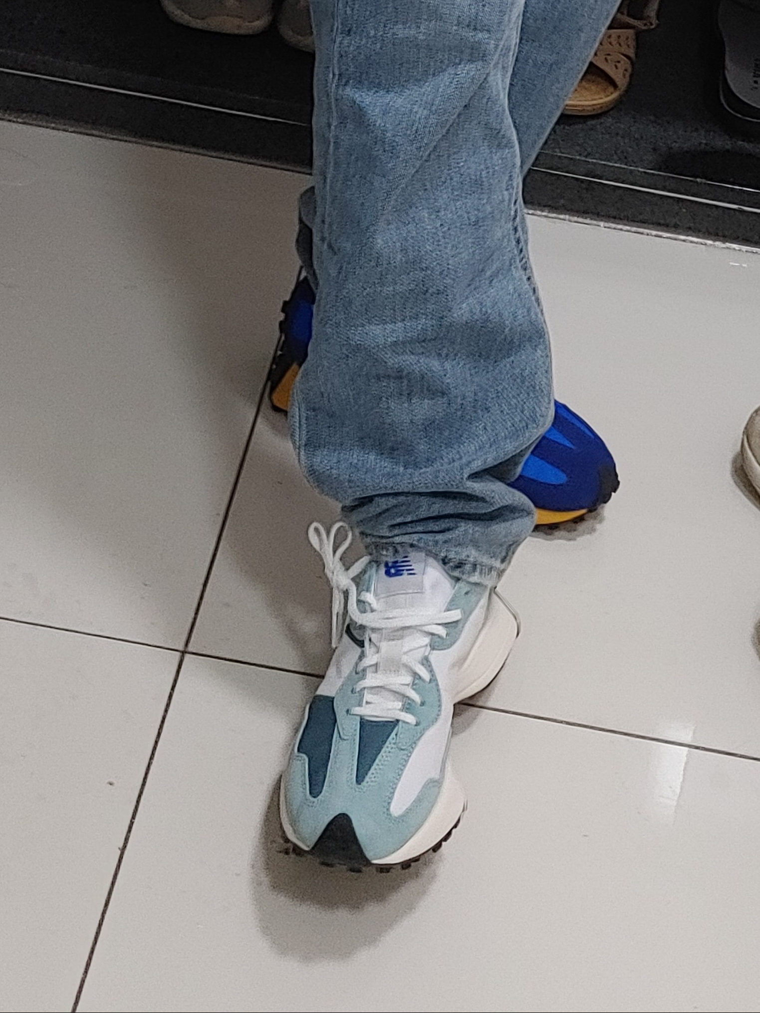 (W) New Balance 327 Teal White 착용 스타일 - 2