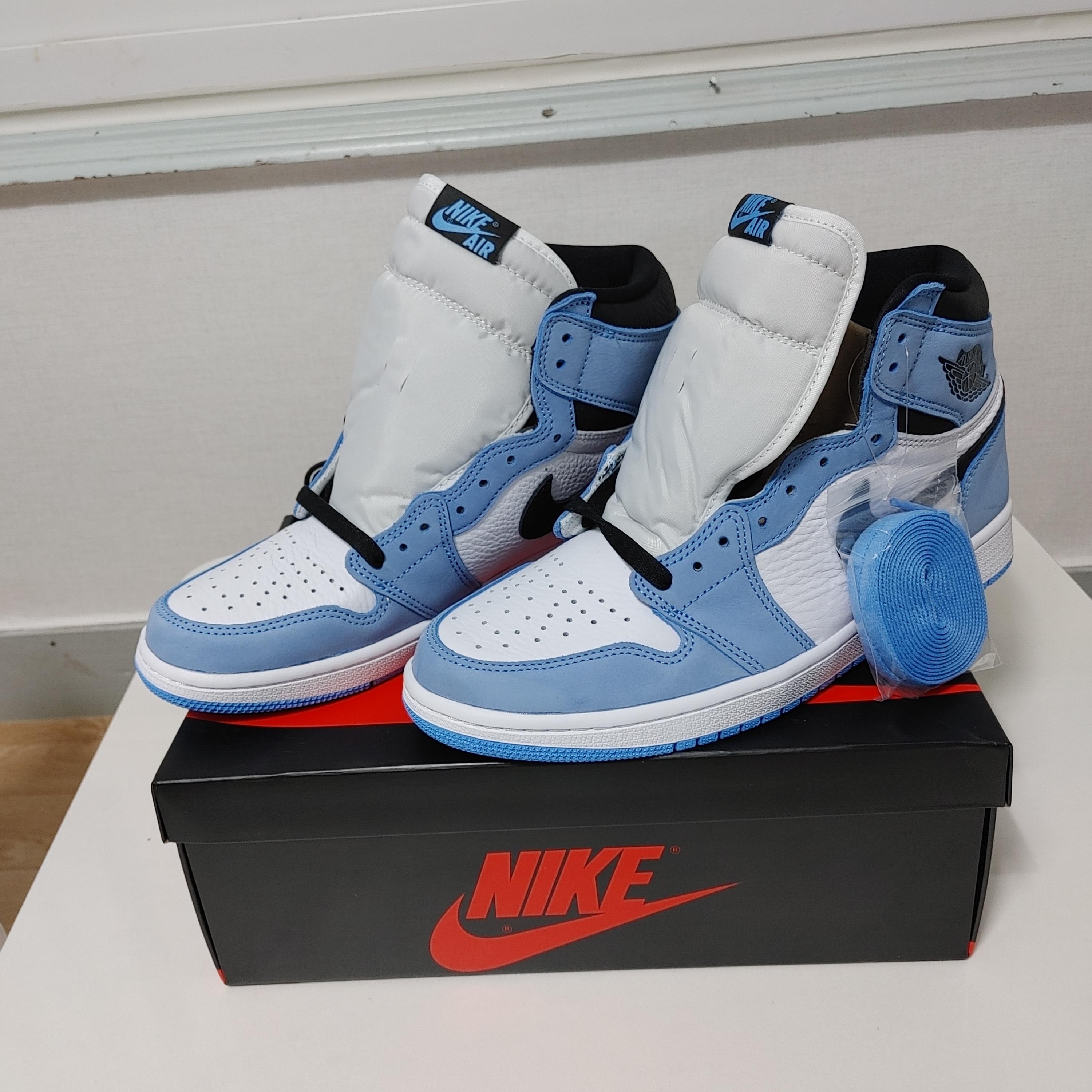 Jordan 1 Retro High OG University Blue 착용 스타일 - 3