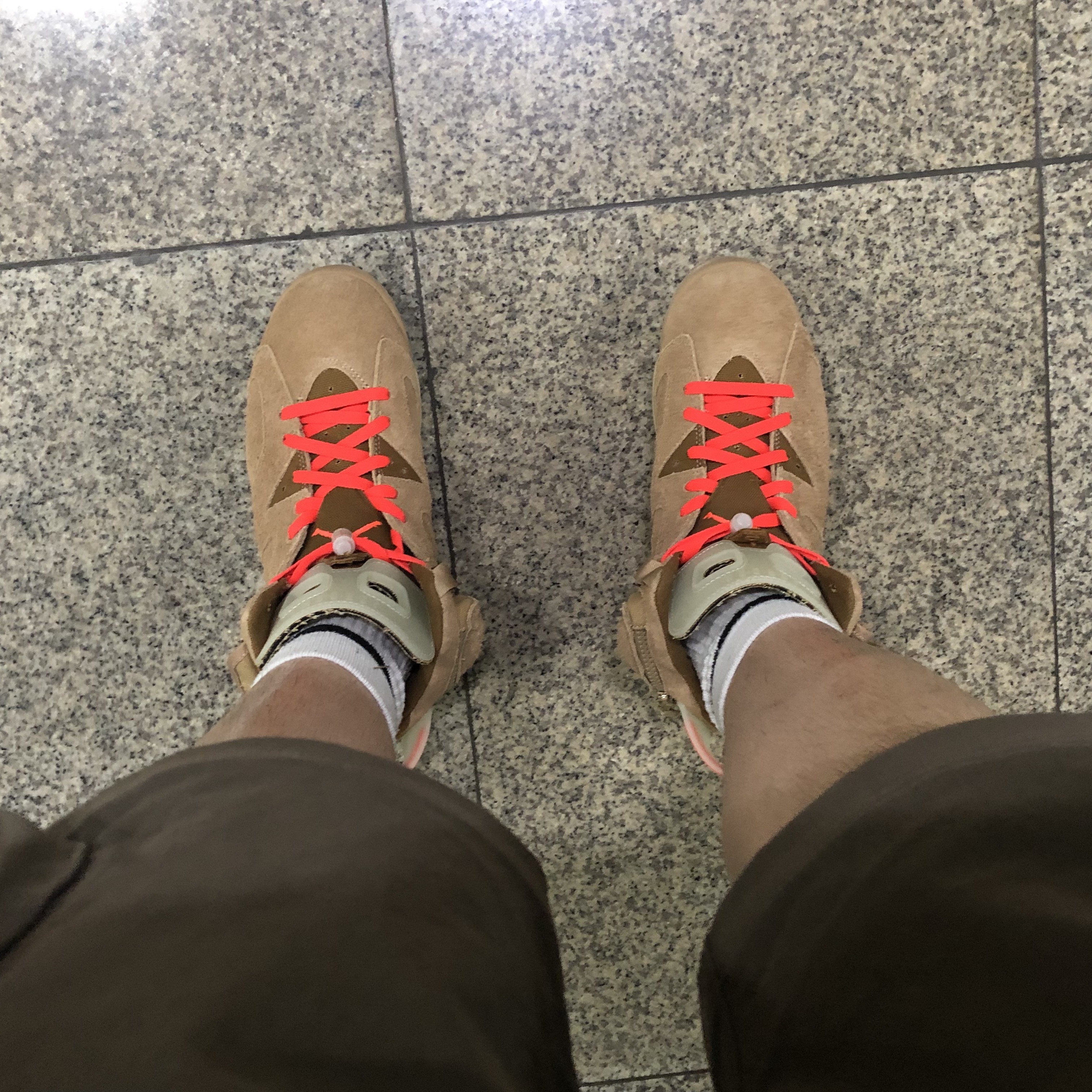 Jordan 6 x Travis Scott Retro SP British Khaki, Nike ACG Cargo Shorts Ironstone - Asia 착용 스타일