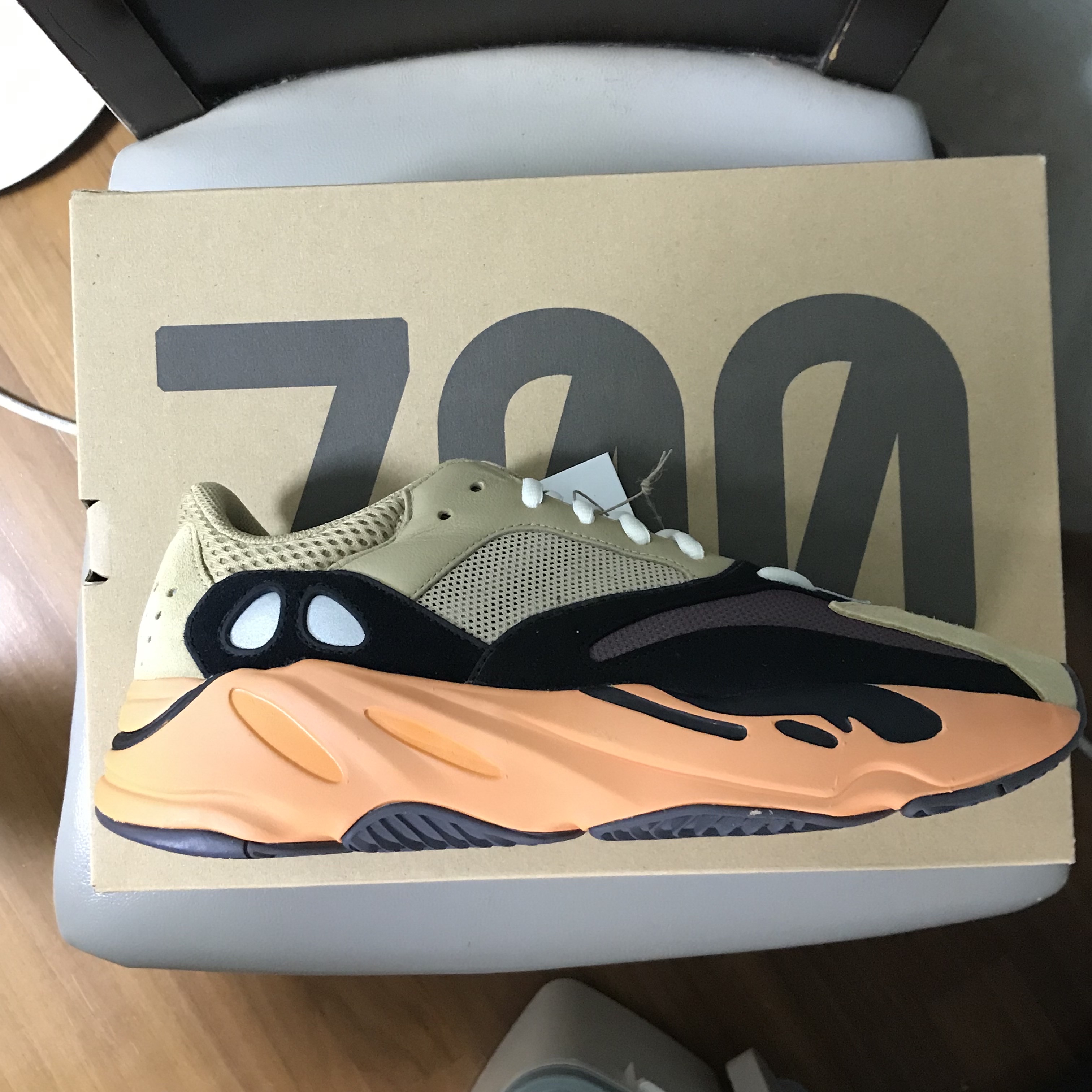 Adidas Yeezy Boost 700 Enflame Amber 착용 스타일 - 4