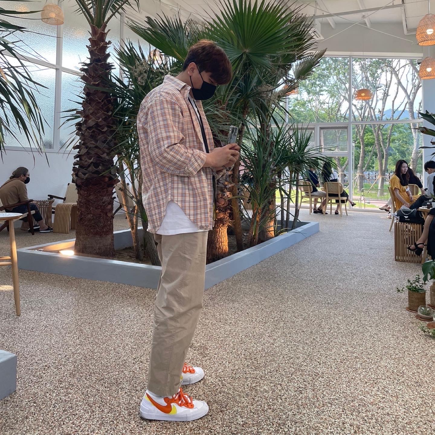 Nike x Sacai Blazer Low Magma Orange, Balenciaga Cash Keyring Card Case Black Silver 착용 스타일 - 2
