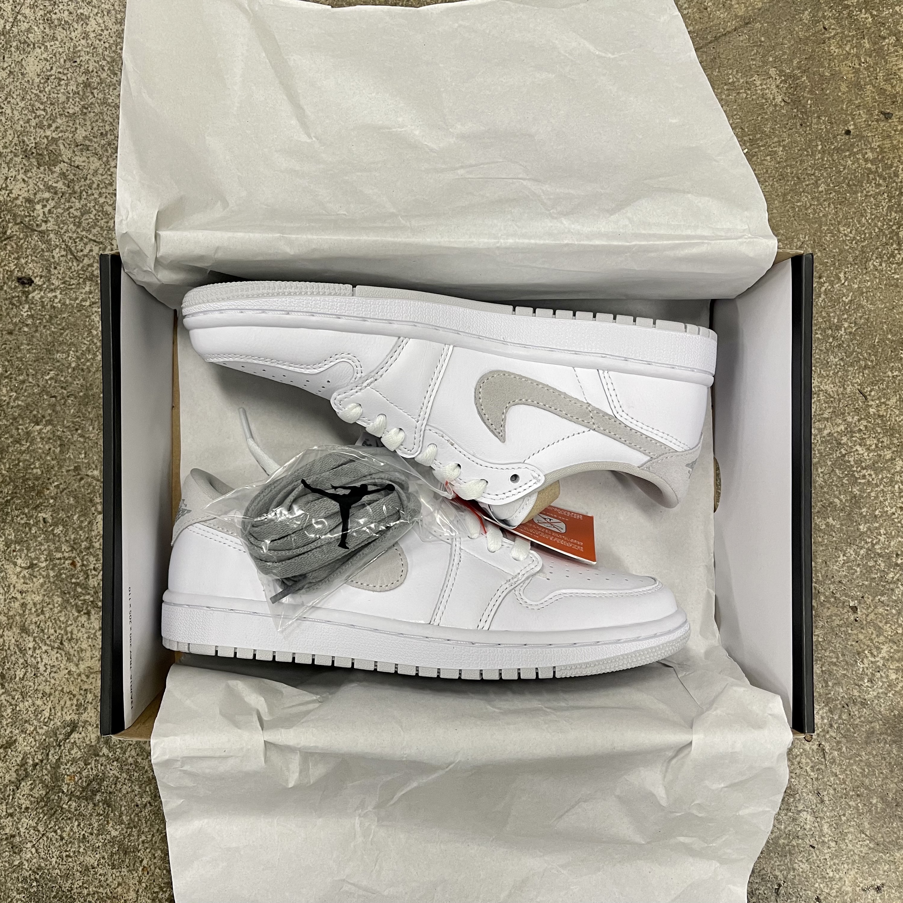 (W) Jordan 1 Low OG Neutral Grey 착용 스타일 - 1